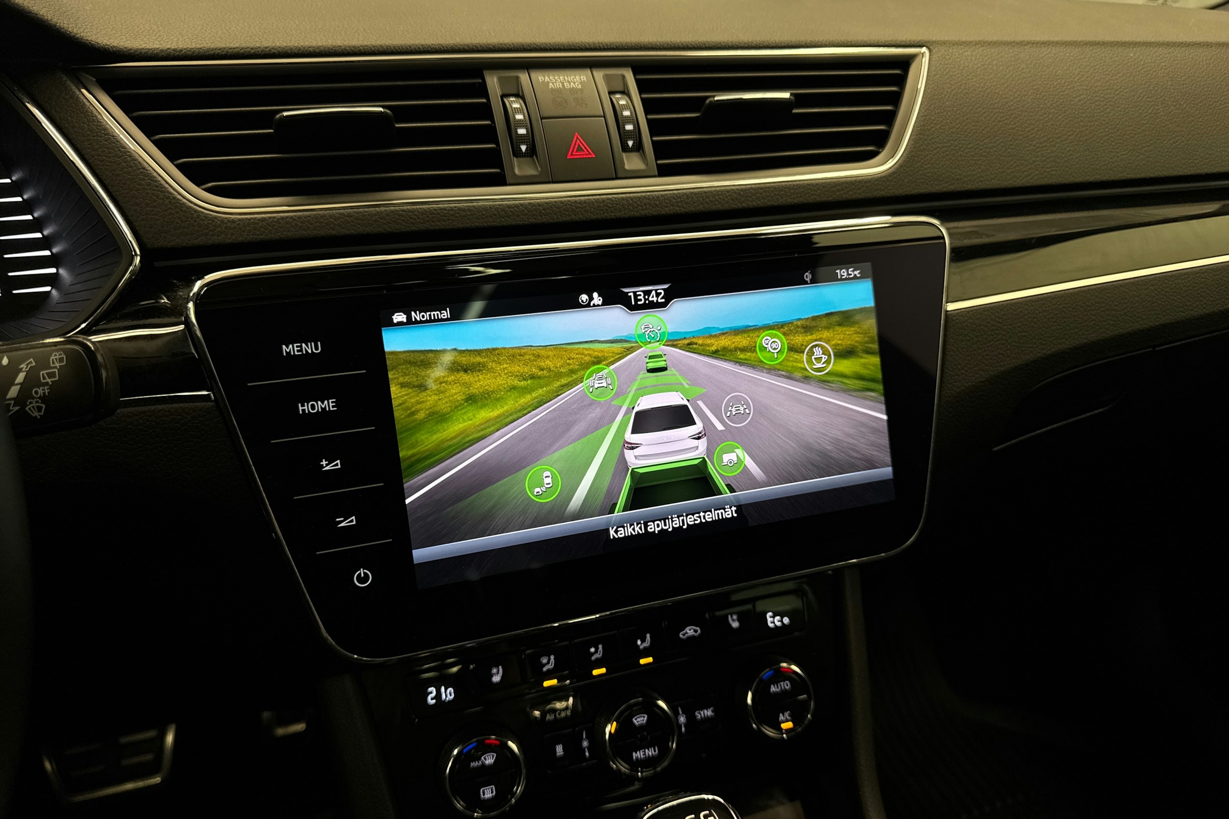 punainen Skoda Superb 2020 kuva 26.