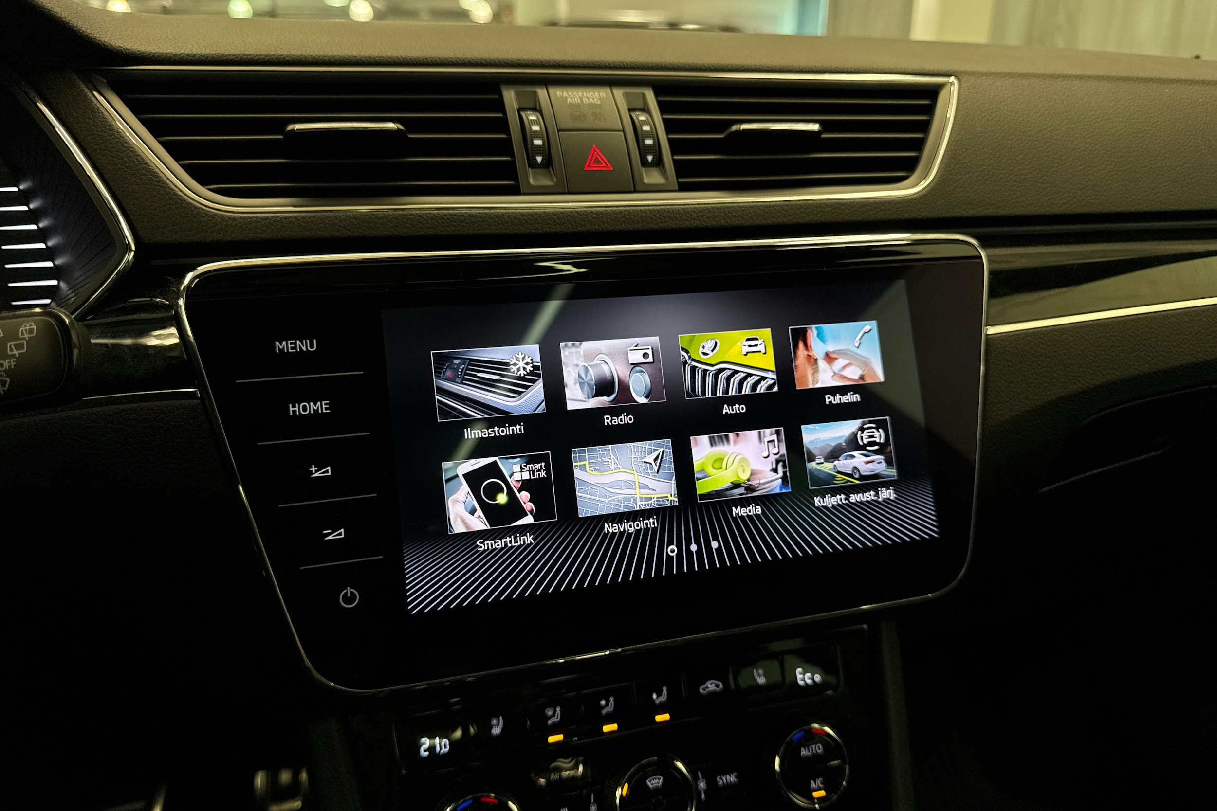 punainen Skoda Superb 2020 kuva 28.