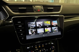 punainen Skoda Superb 2020 kuva 28.