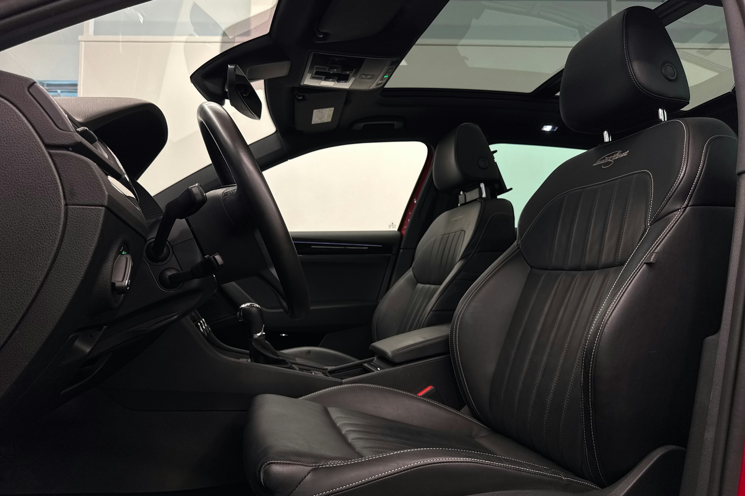 punainen Skoda Superb 2020 kuva 31.