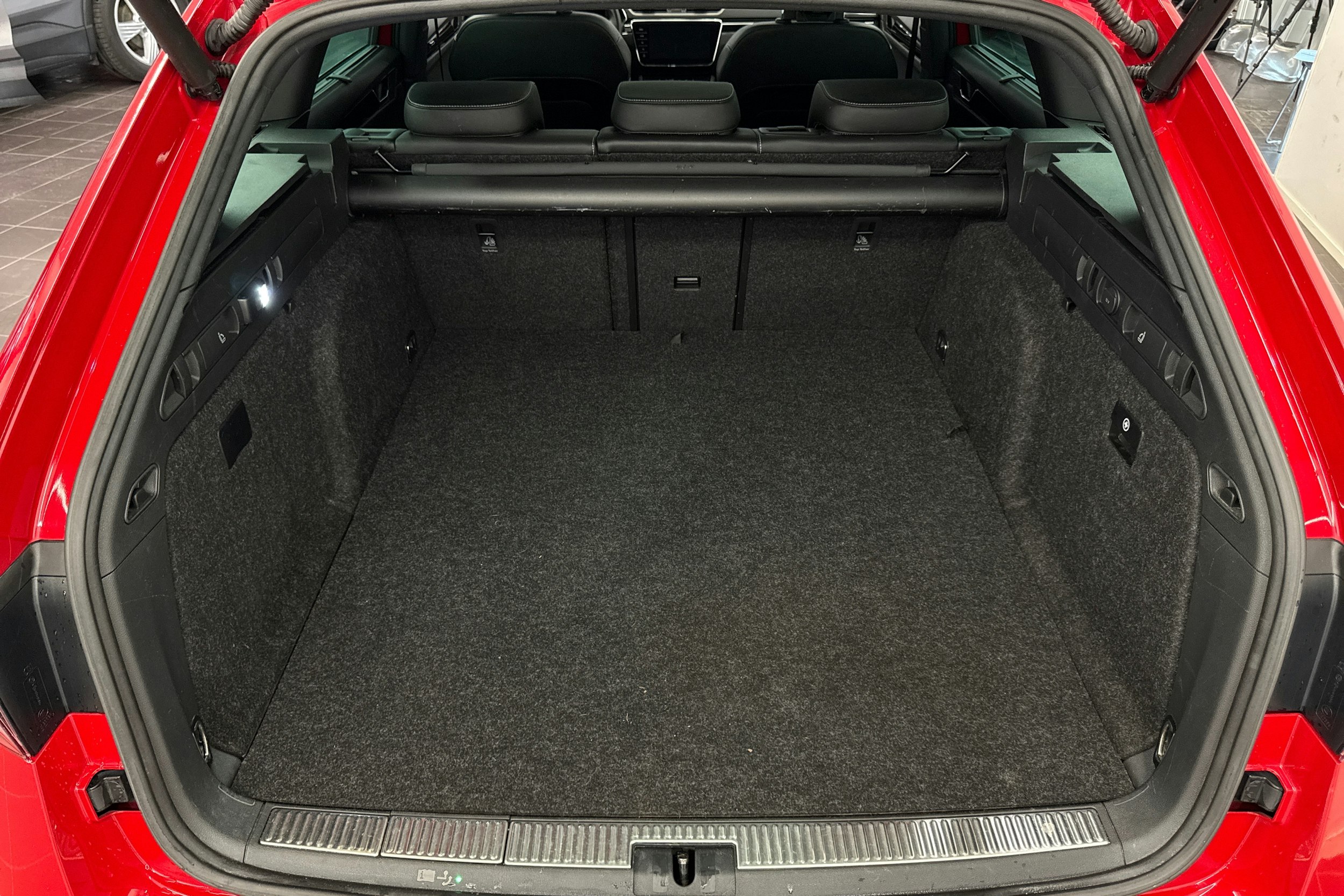 punainen Skoda Superb 2020 kuva 32.