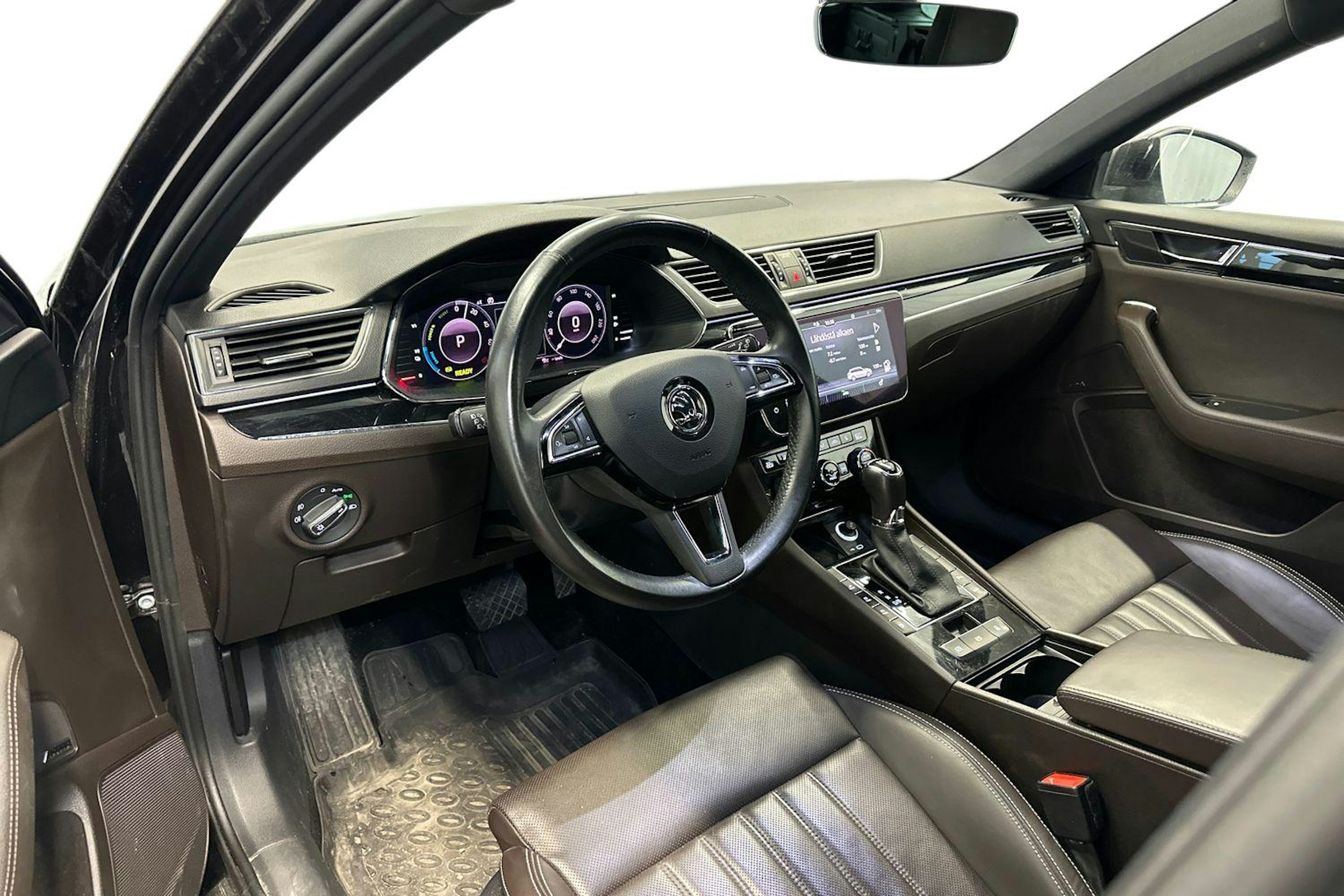 musta Skoda Superb 2020 kuva 3.