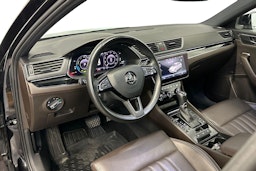 musta Skoda Superb 2020 kuva 7.