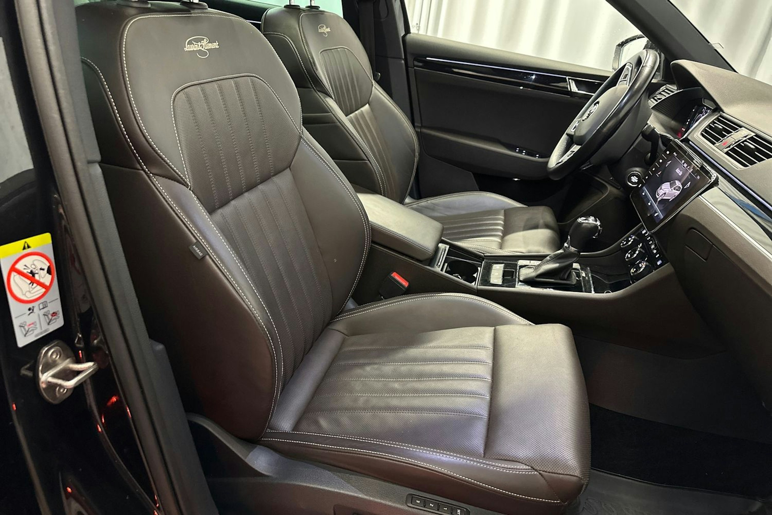 musta Skoda Superb 2020 kuva 17.