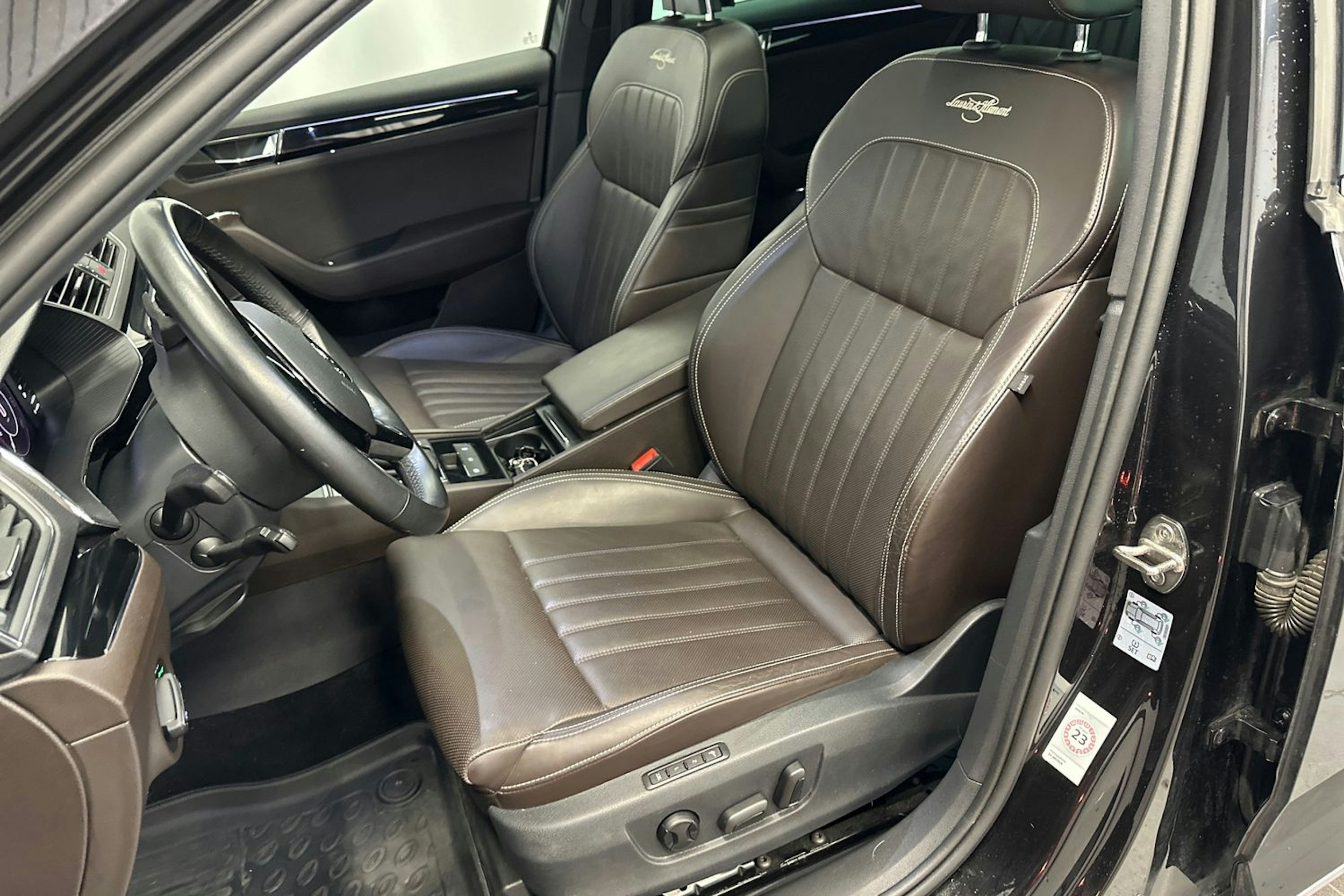 musta Skoda Superb 2020 kuva 19.