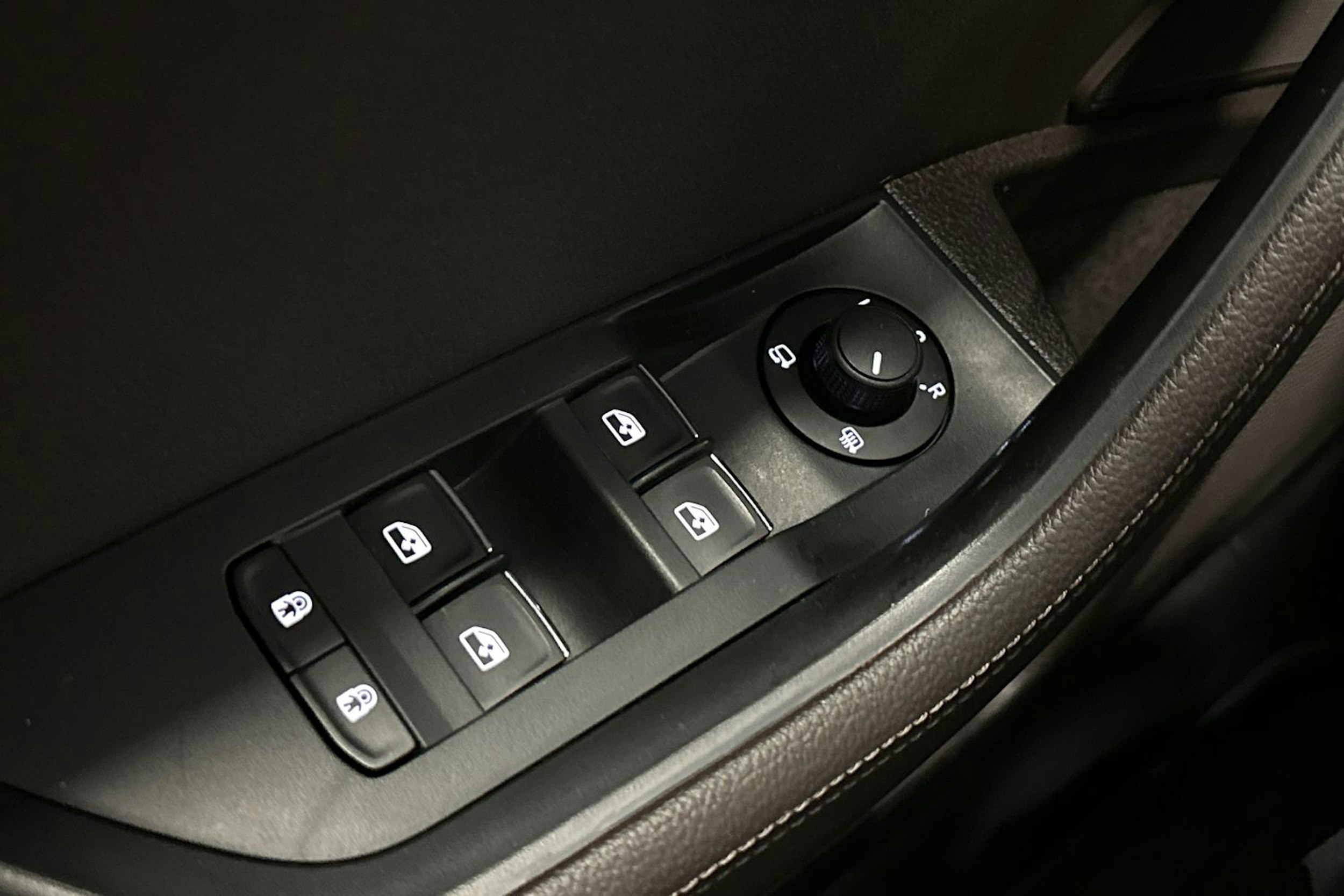 musta Skoda Superb 2020 kuva 22.