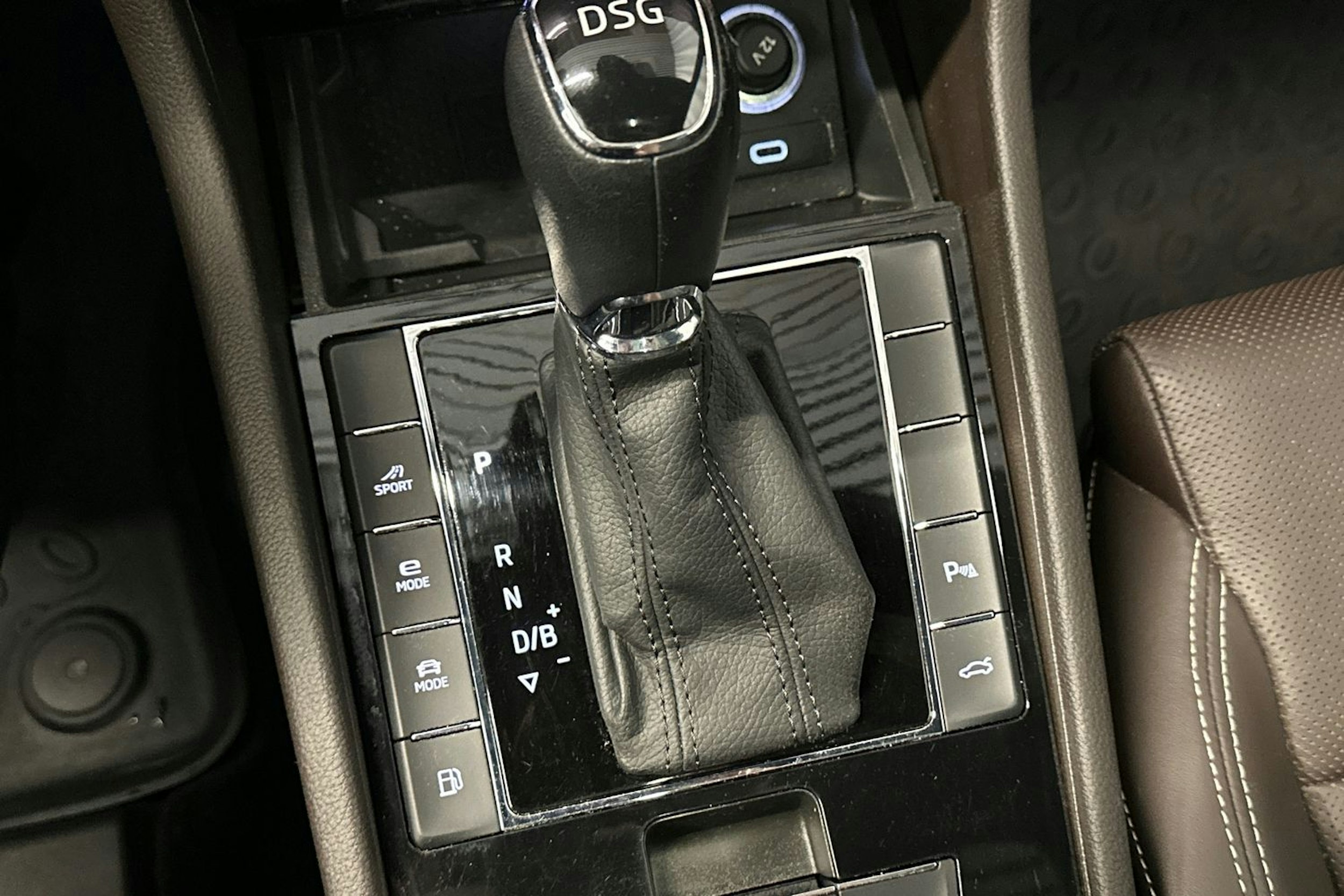 musta Skoda Superb 2020 kuva 35.