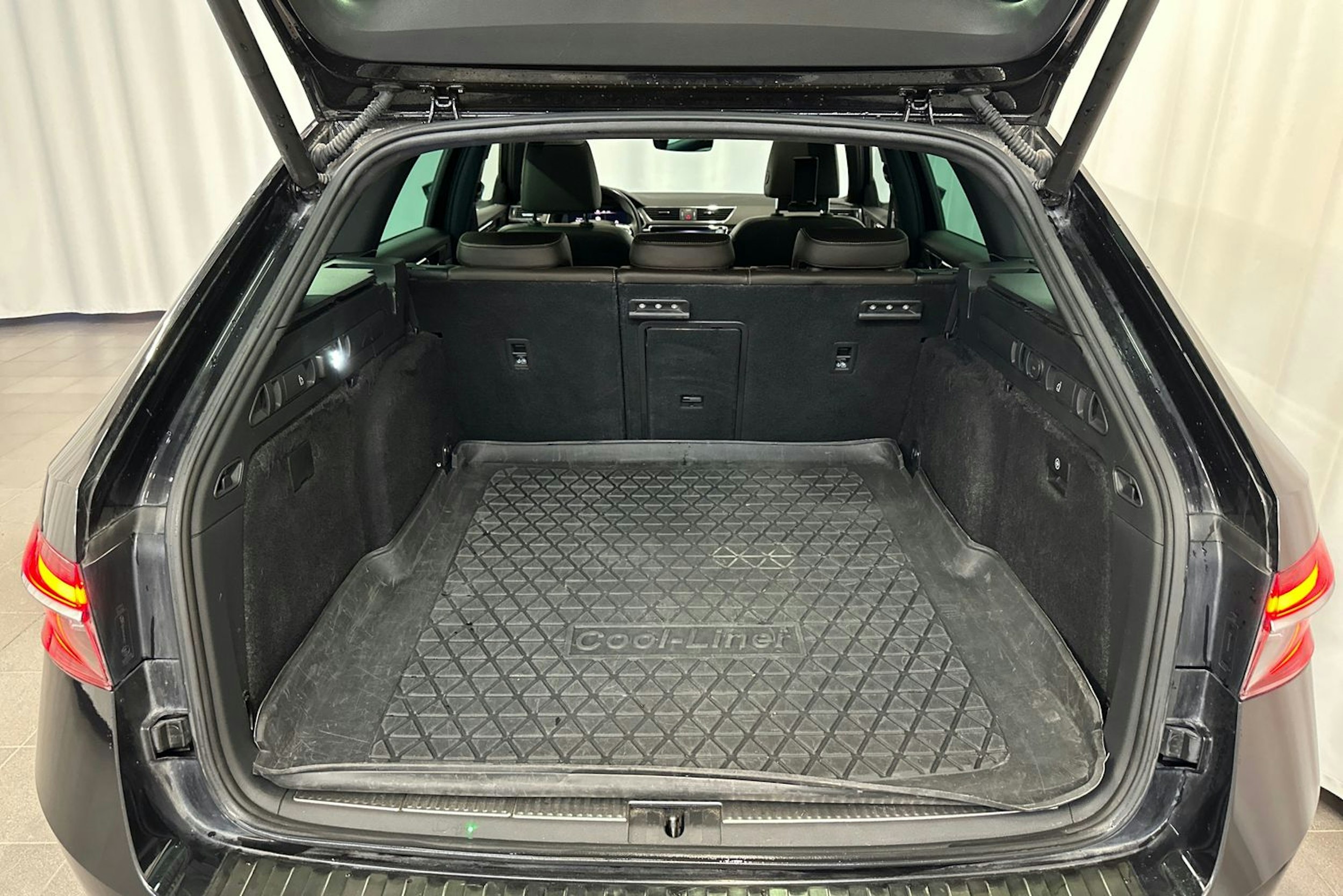 musta Skoda Superb 2020 kuva 39.