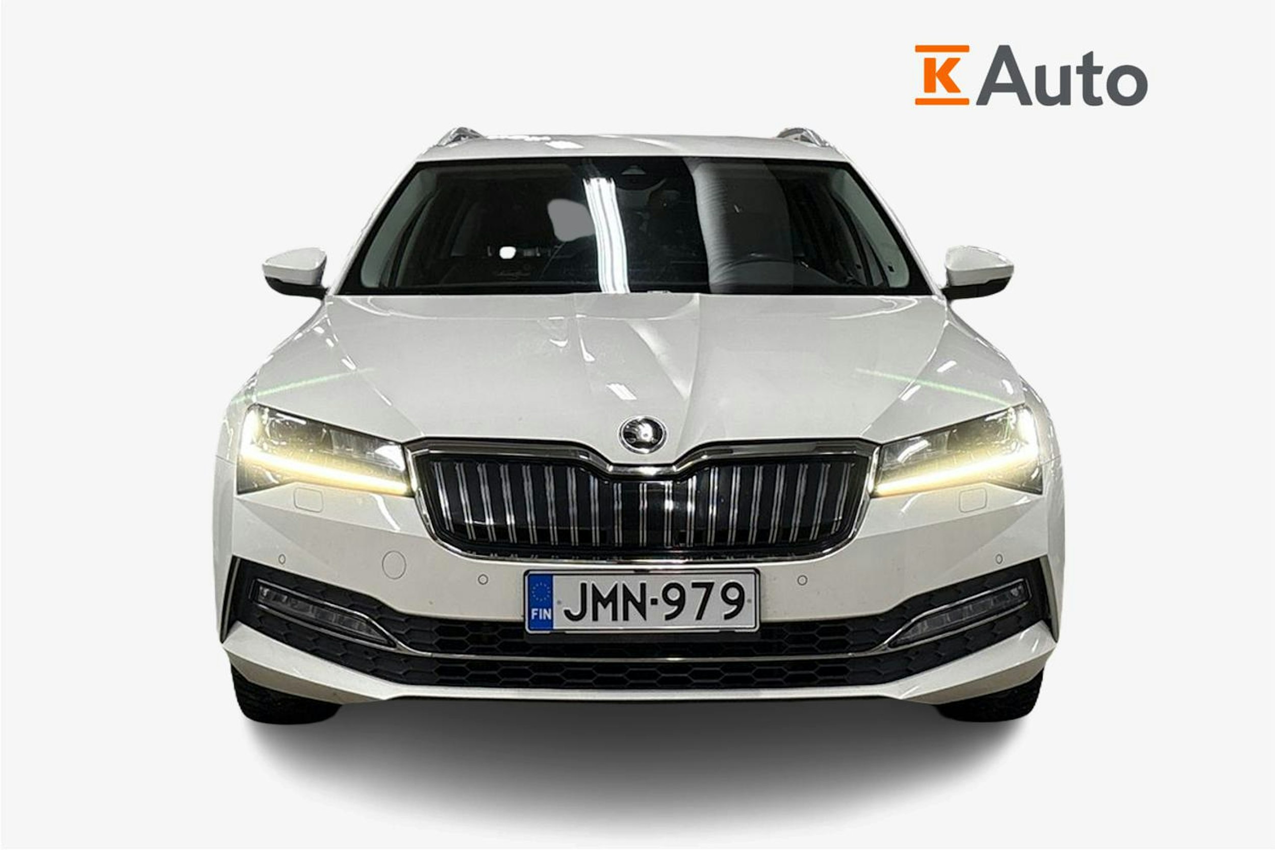 Valkoinen Skoda Superb 2020 kuva 5.