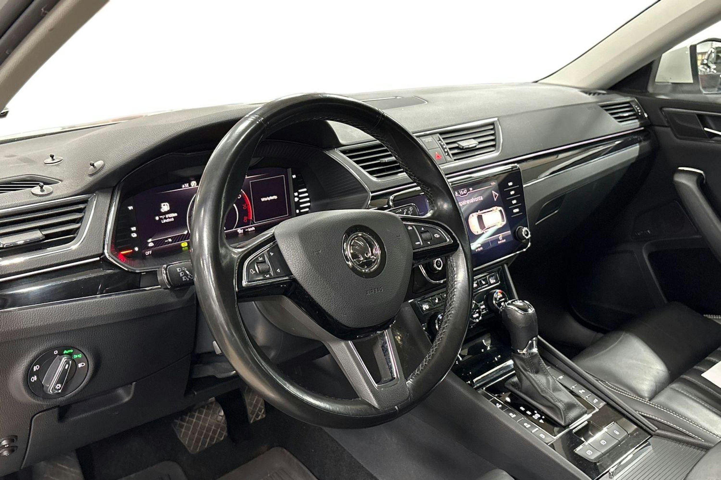 Valkoinen Skoda Superb 2020 kuva 7.