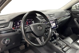 Valkoinen Skoda Superb 2020 kuva 7.