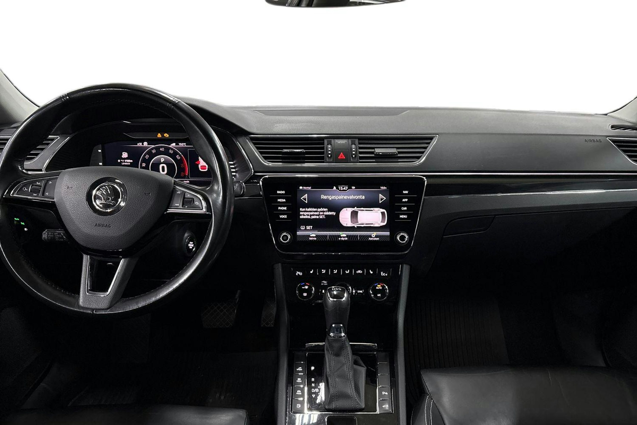 Valkoinen Skoda Superb 2020 kuva 9.