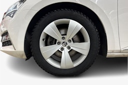 Valkoinen Skoda Superb 2020 kuva 11.