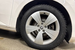 Valkoinen Skoda Superb 2020 kuva 13.