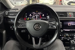 Valkoinen Skoda Superb 2020 kuva 14.