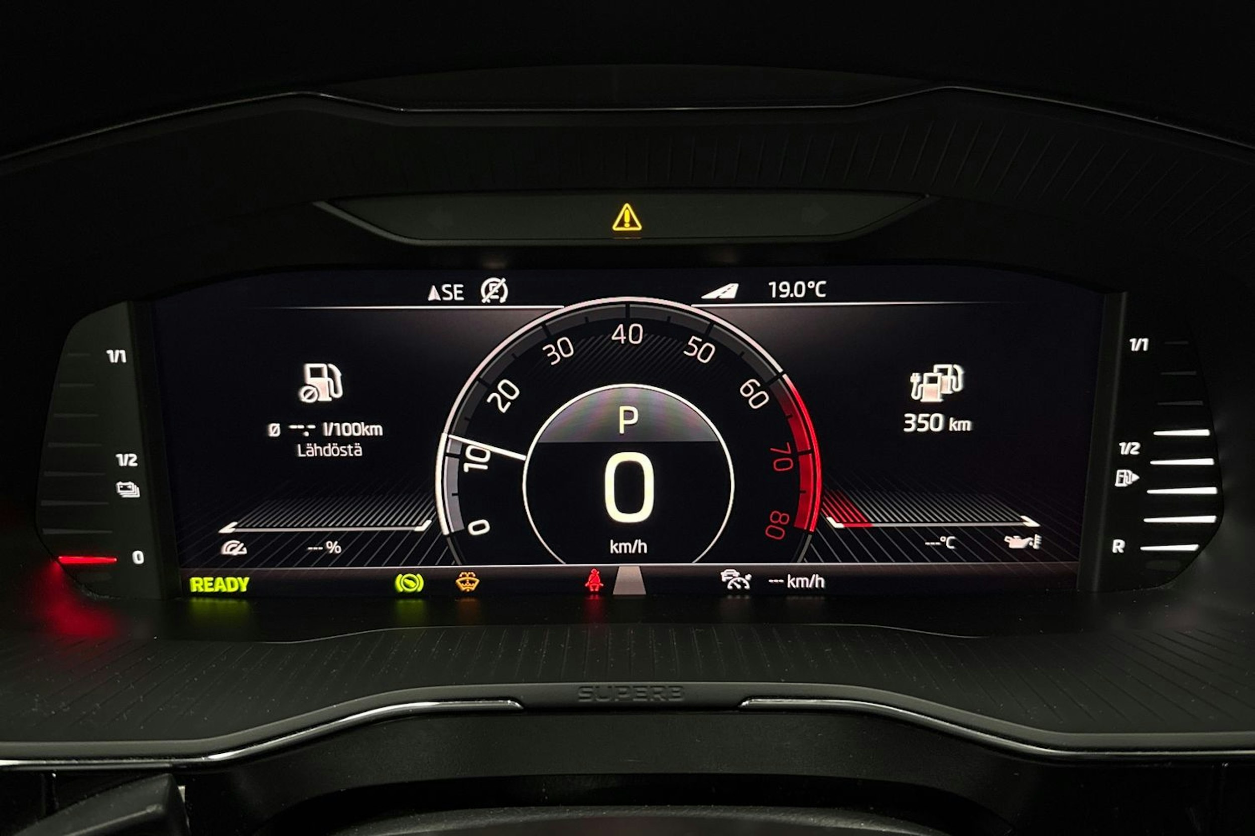 Valkoinen Skoda Superb 2020 kuva 15.