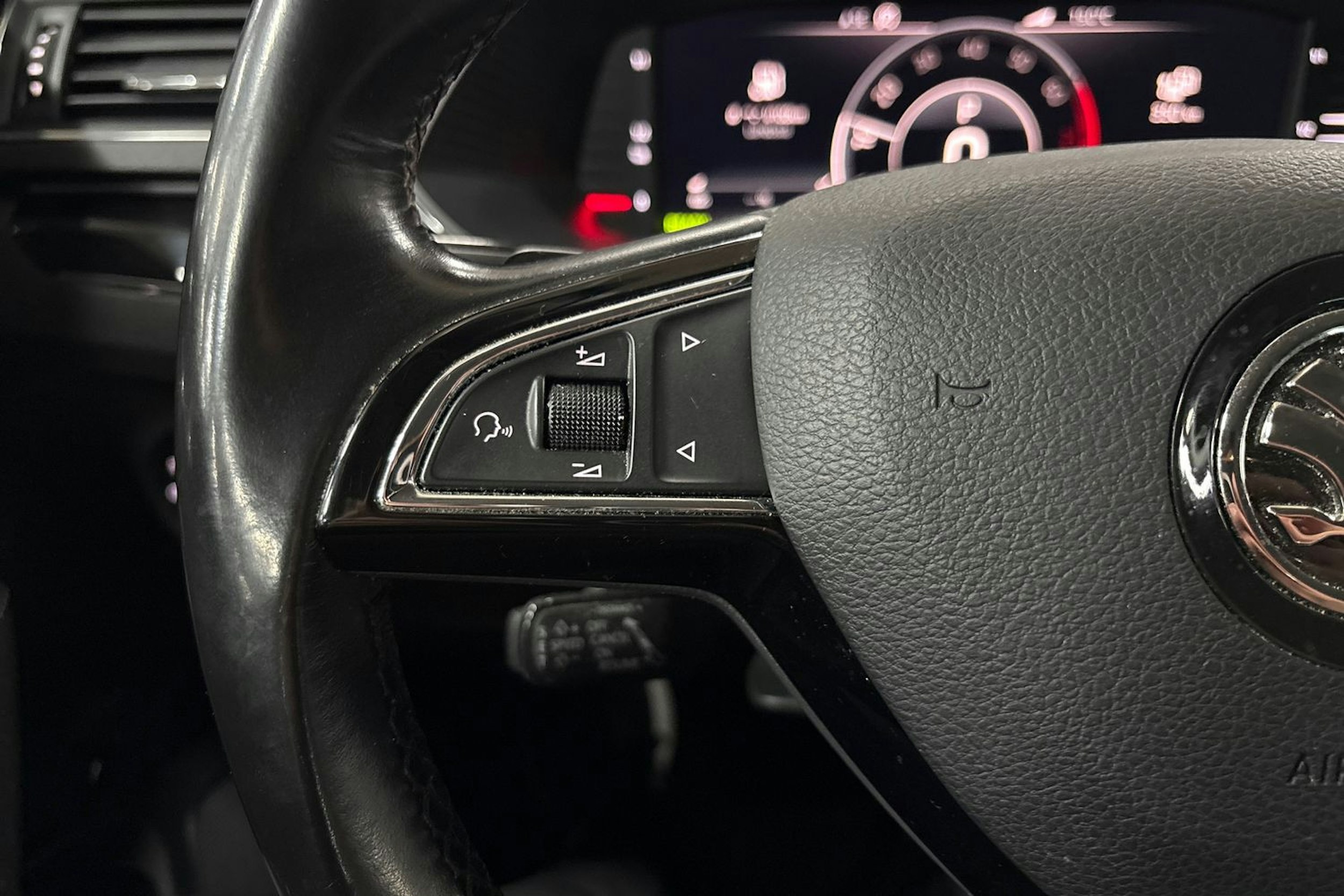 Valkoinen Skoda Superb 2020 kuva 16.