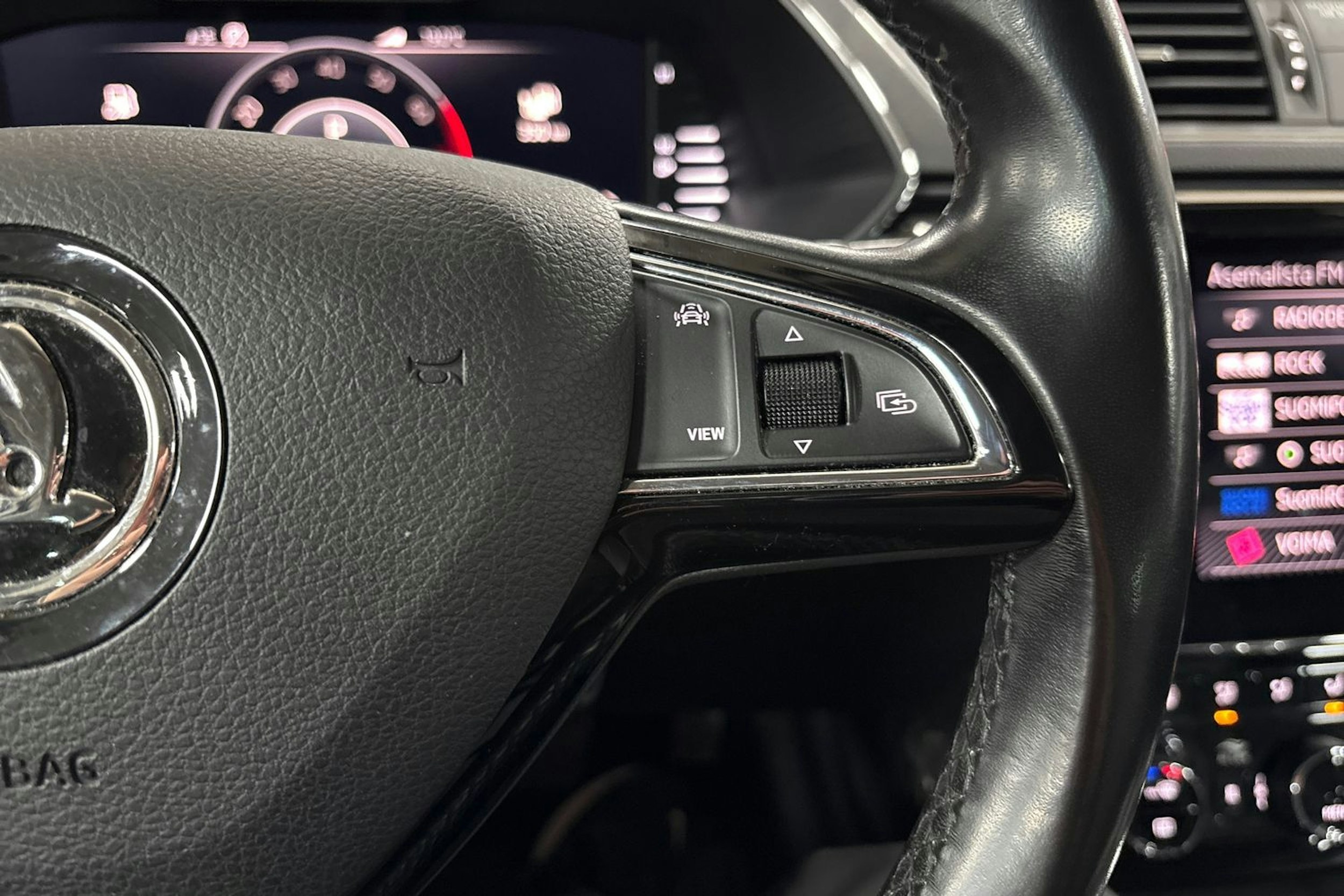 Valkoinen Skoda Superb 2020 kuva 17.