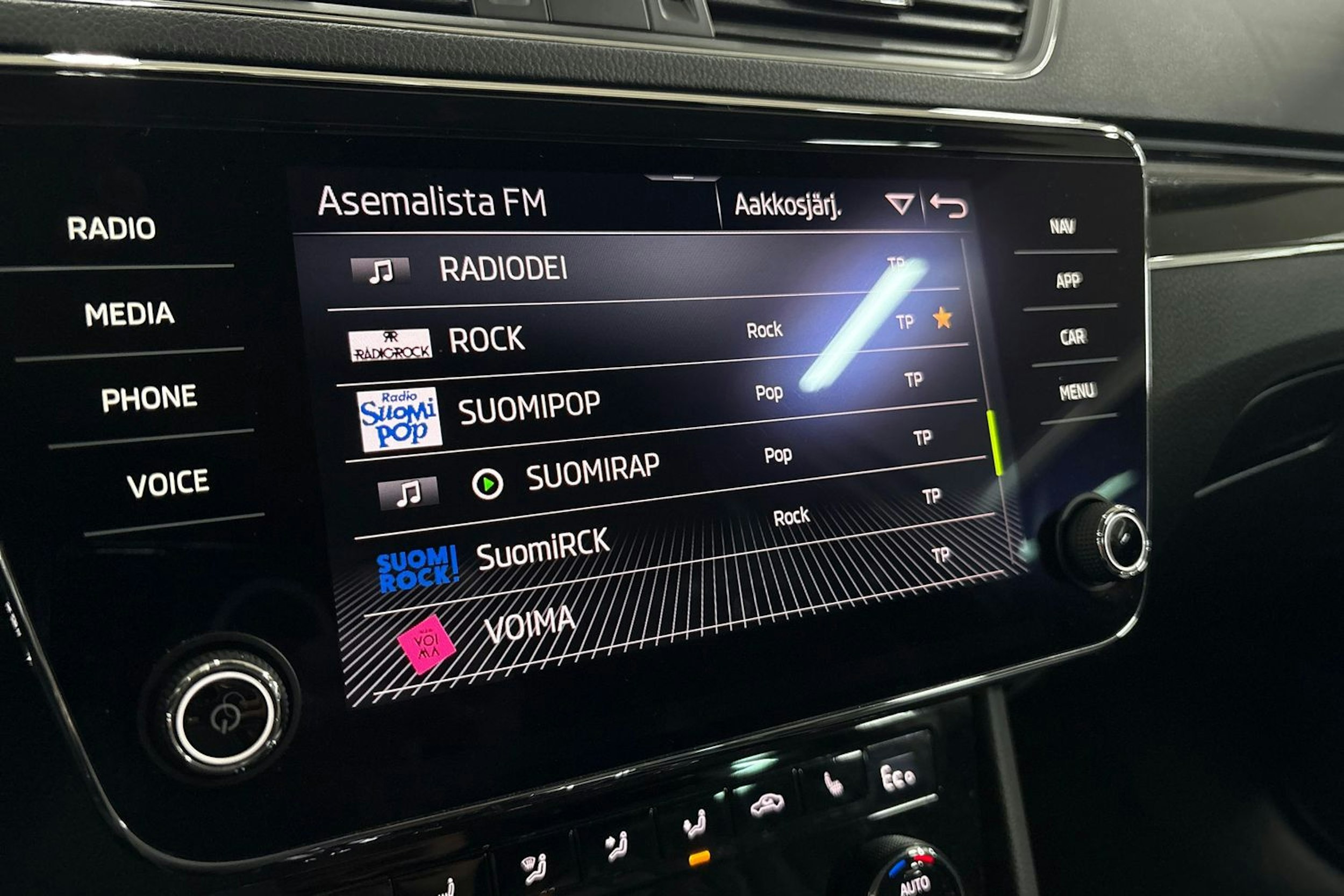 Valkoinen Skoda Superb 2020 kuva 18.