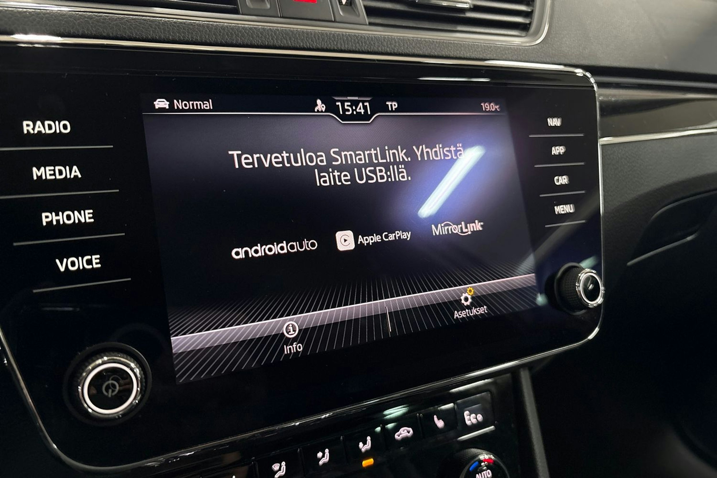 Valkoinen Skoda Superb 2020 kuva 19.