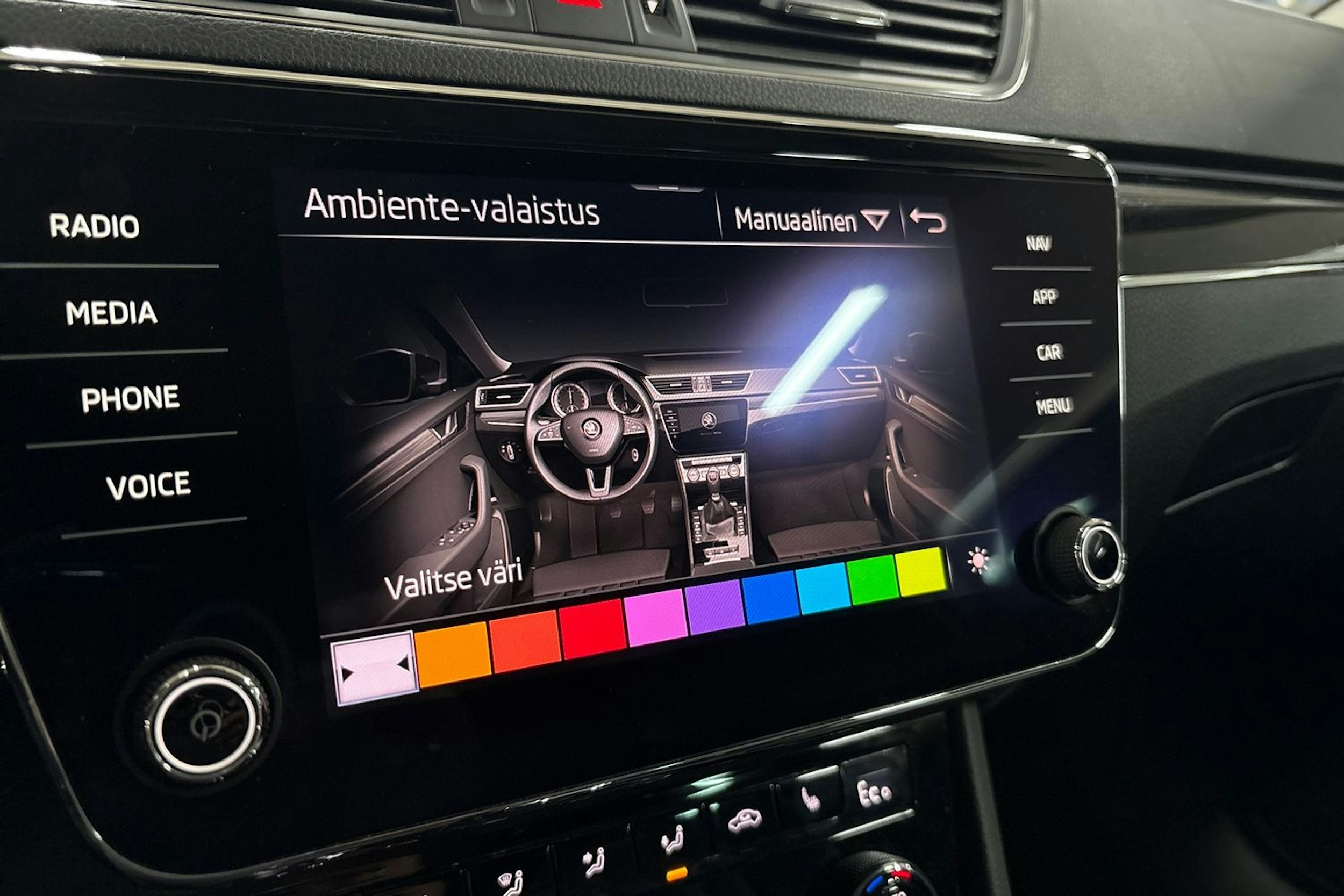 Valkoinen Skoda Superb 2020 kuva 21.