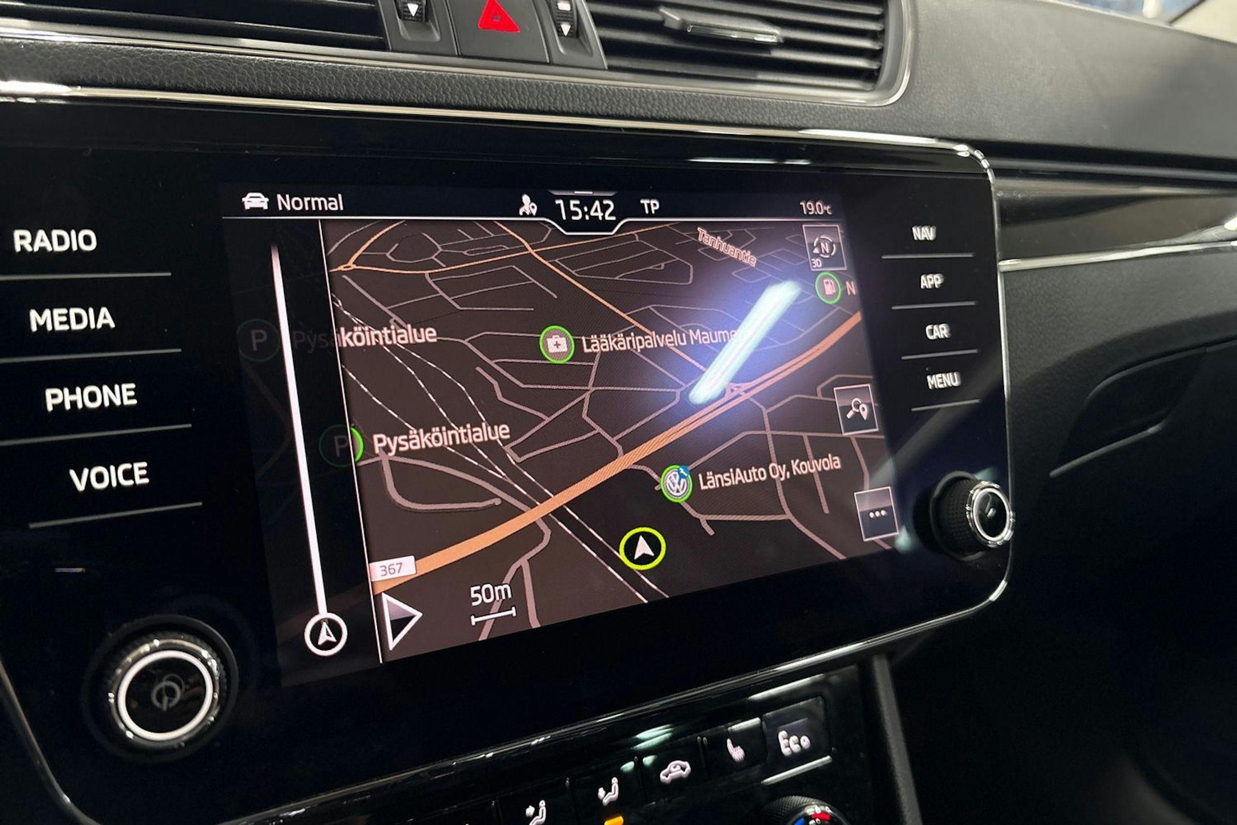 Valkoinen Skoda Superb 2020 kuva 22.