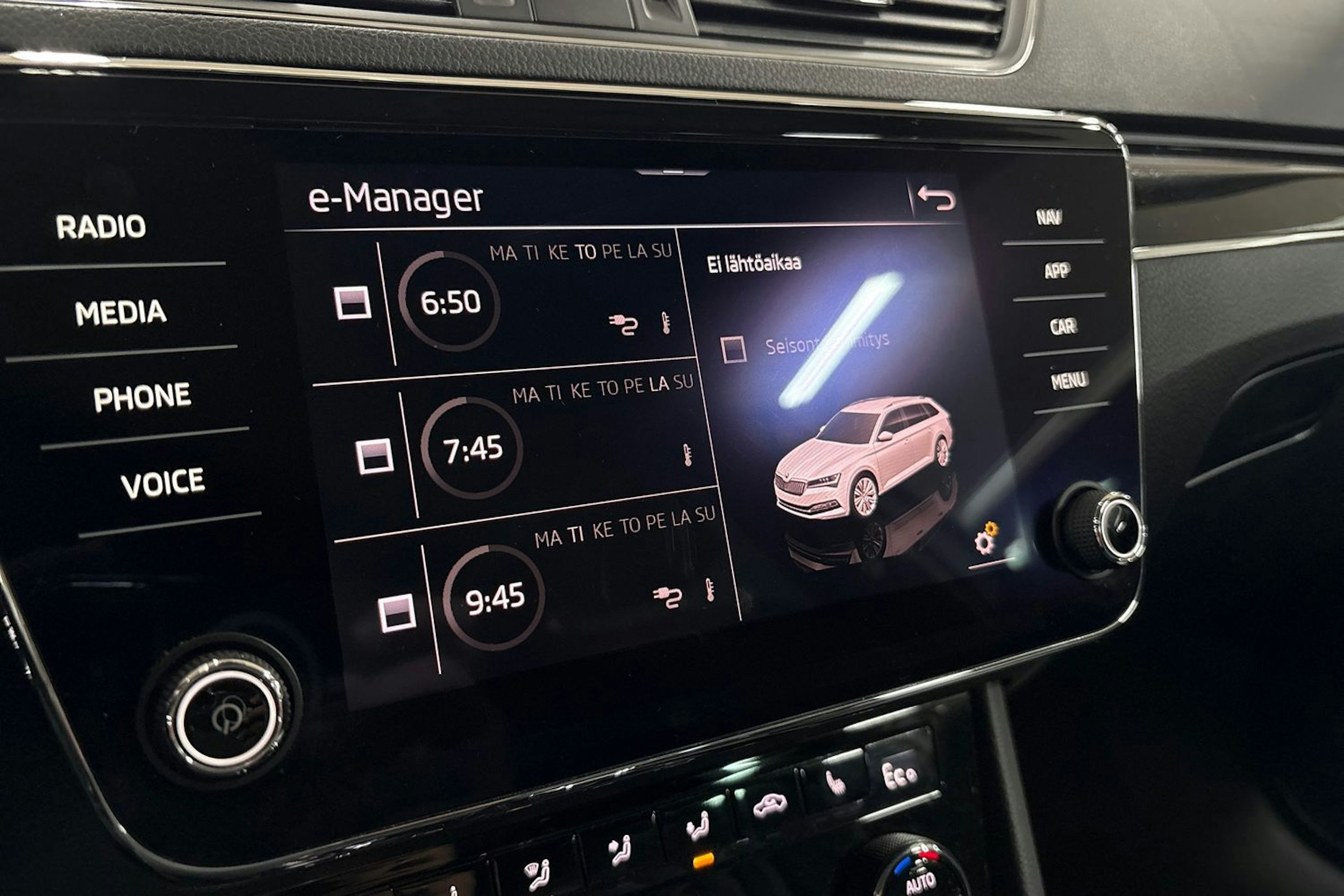 Valkoinen Skoda Superb 2020 kuva 23.