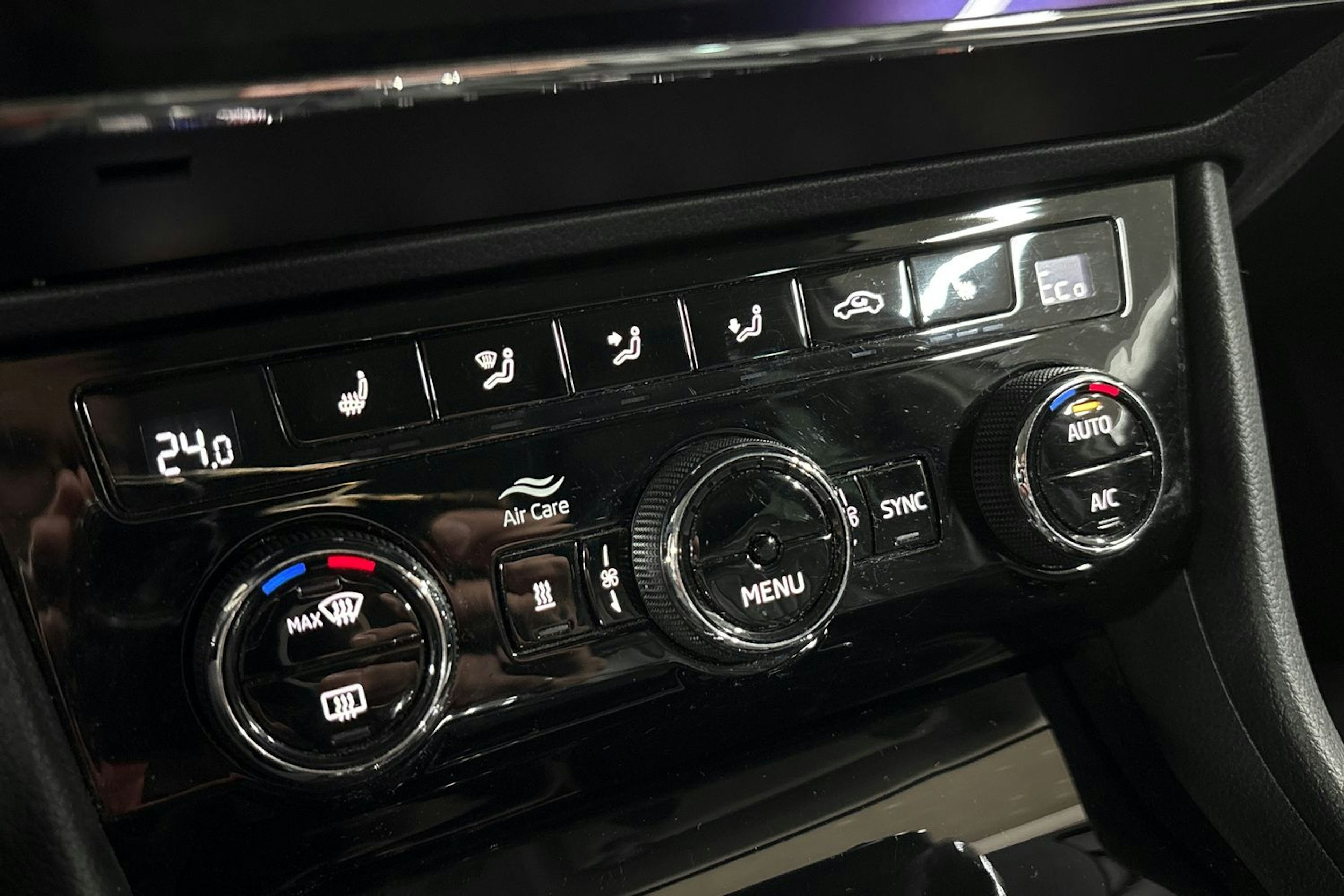 Valkoinen Skoda Superb 2020 kuva 24.