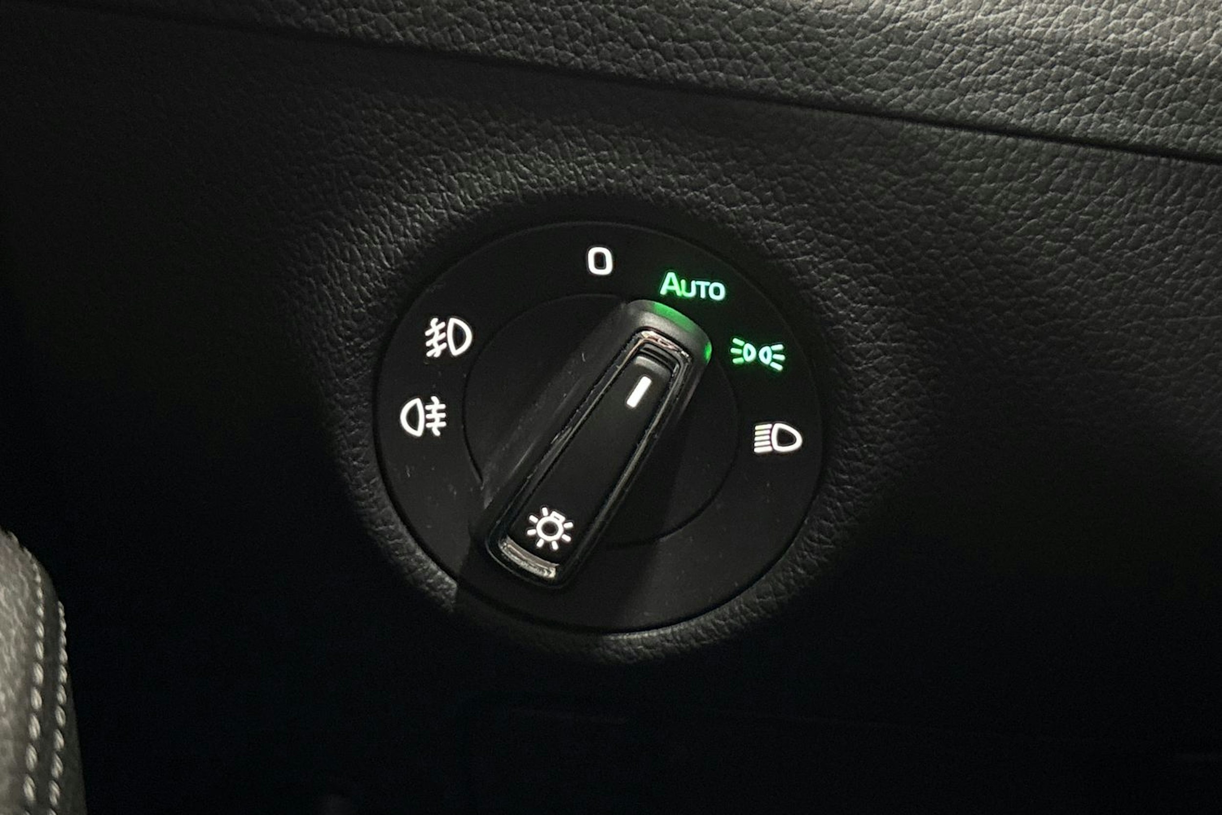 Valkoinen Skoda Superb 2020 kuva 27.