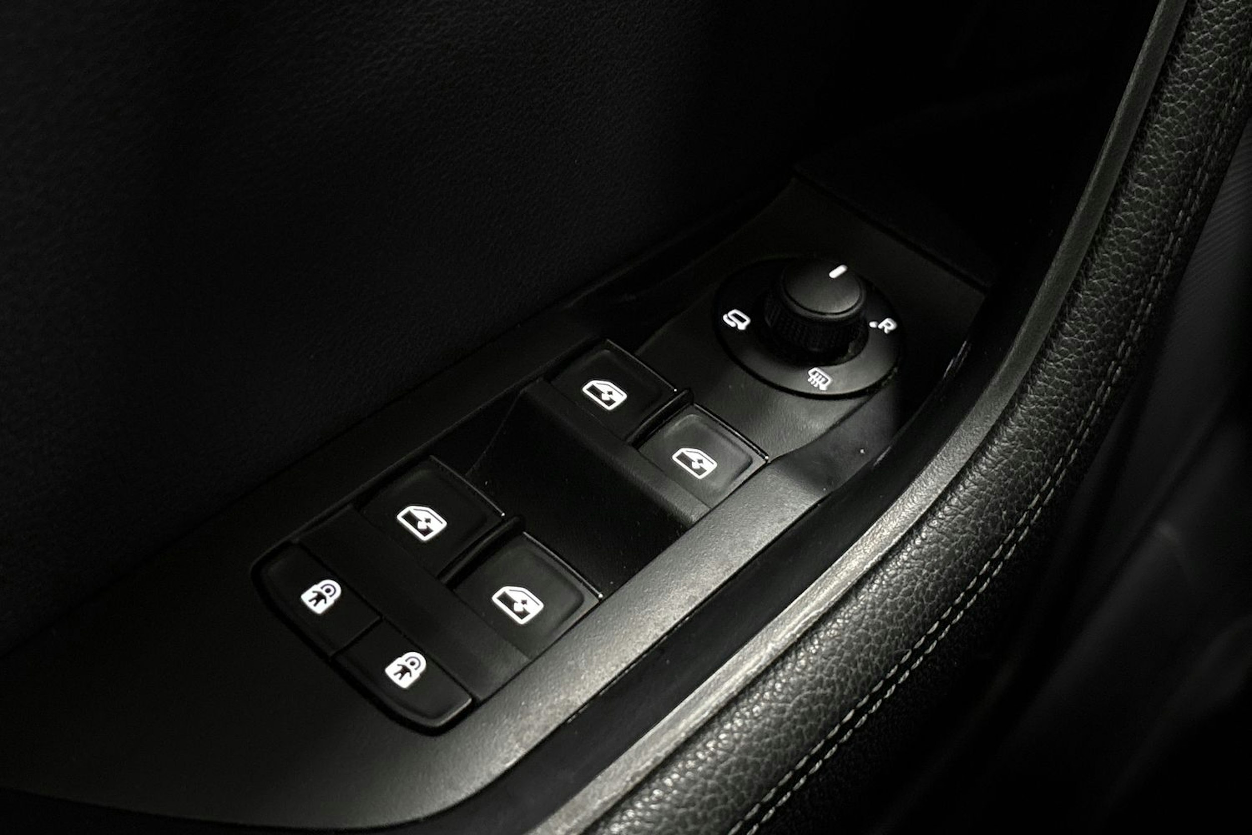 Valkoinen Skoda Superb 2020 kuva 28.