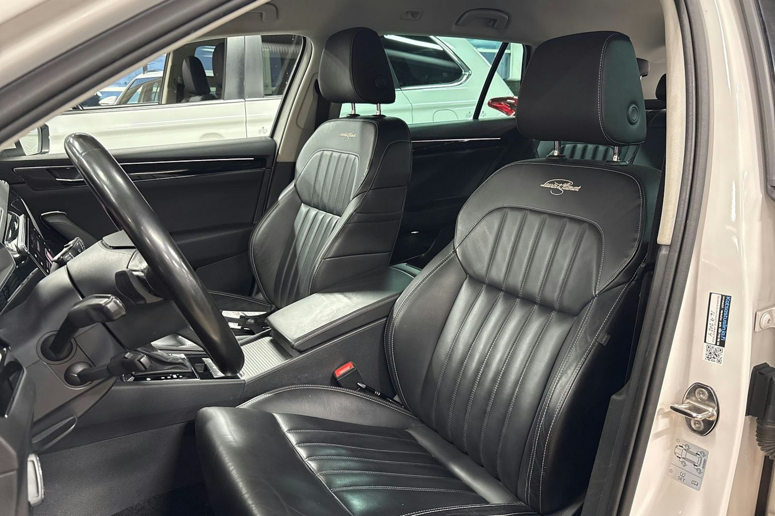 Valkoinen Skoda Superb 2020 kuva 30.