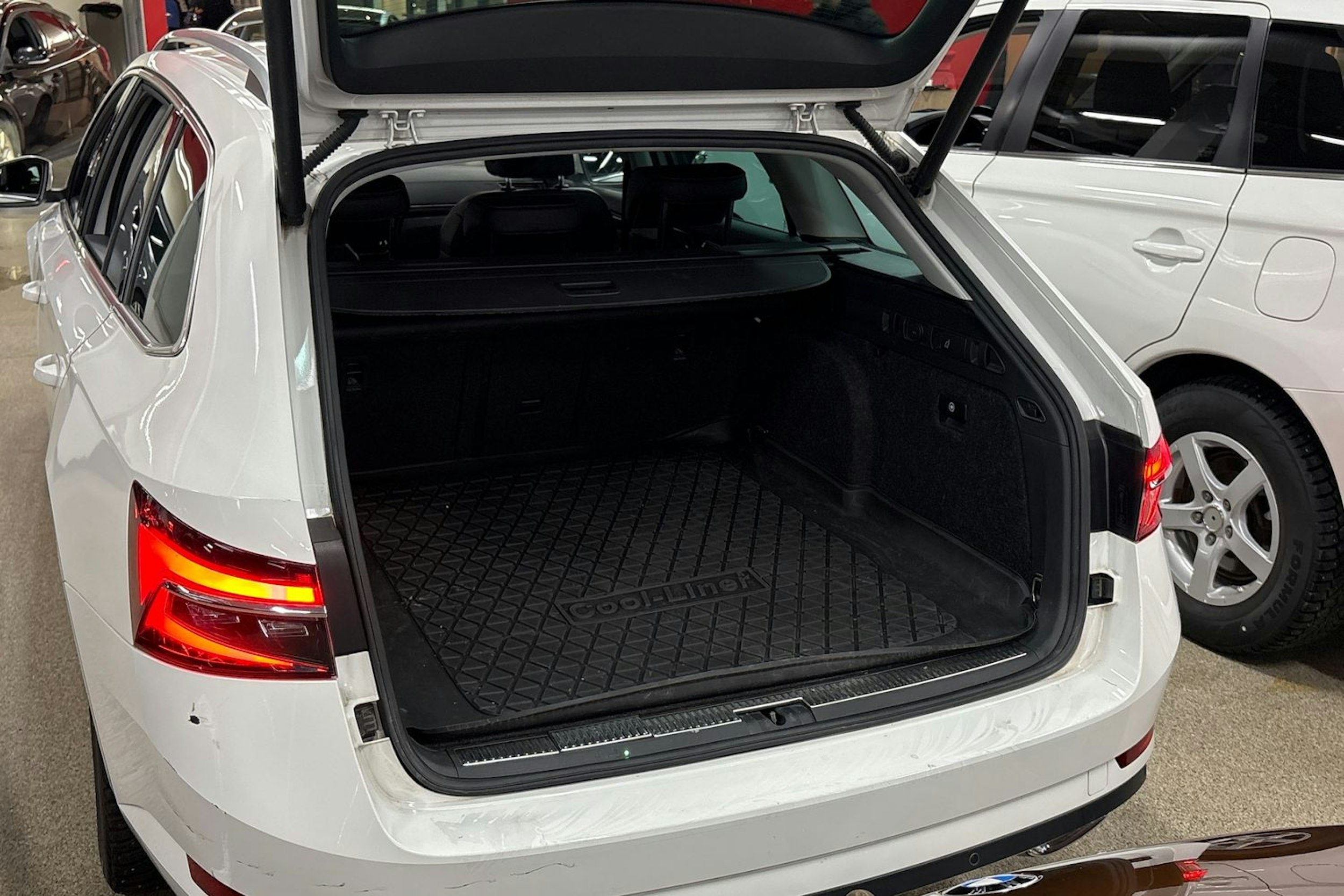 Valkoinen Skoda Superb 2020 kuva 31.