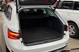 Valkoinen Skoda Superb 2020 kuva 31.