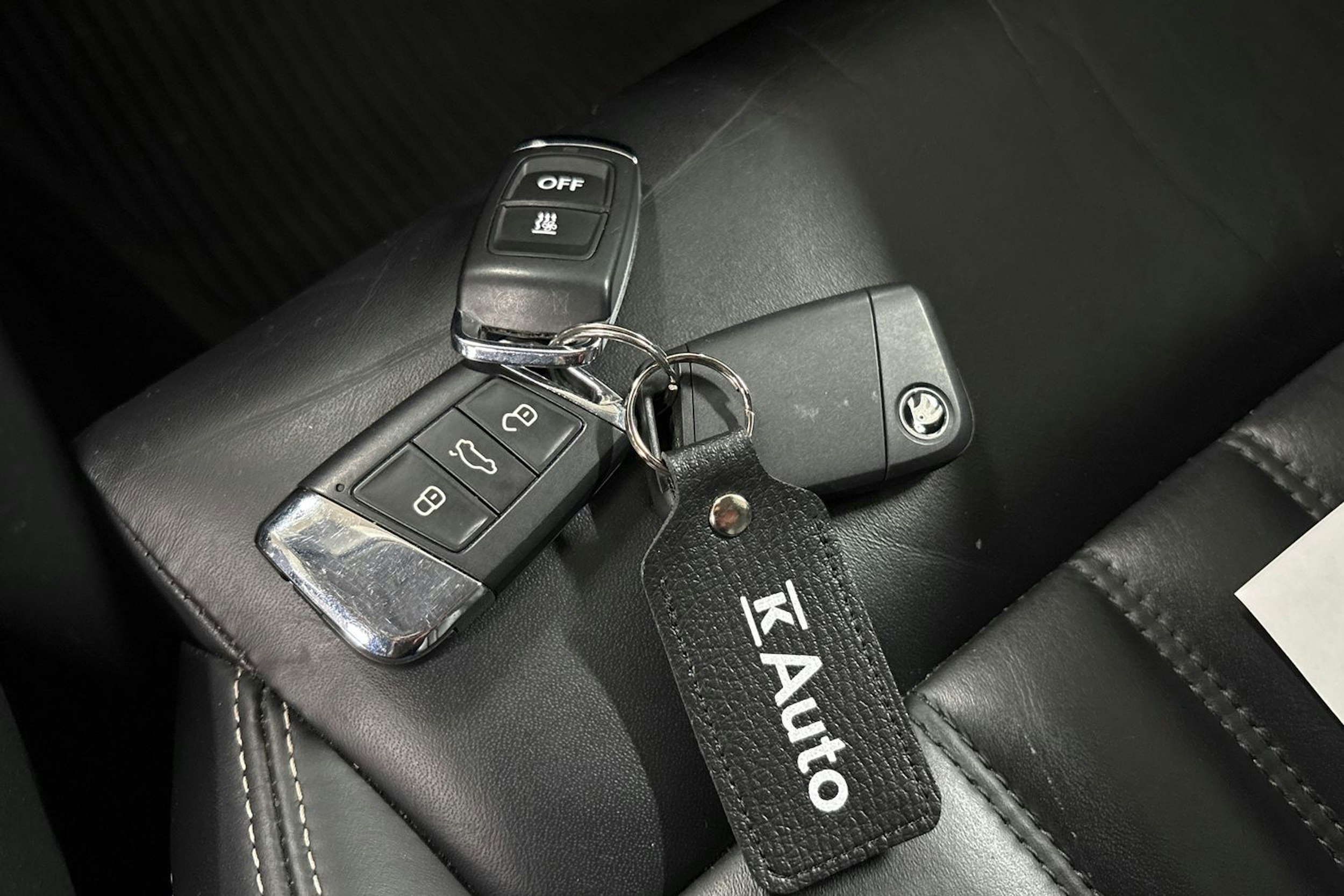 Valkoinen Skoda Superb 2020 kuva 37.