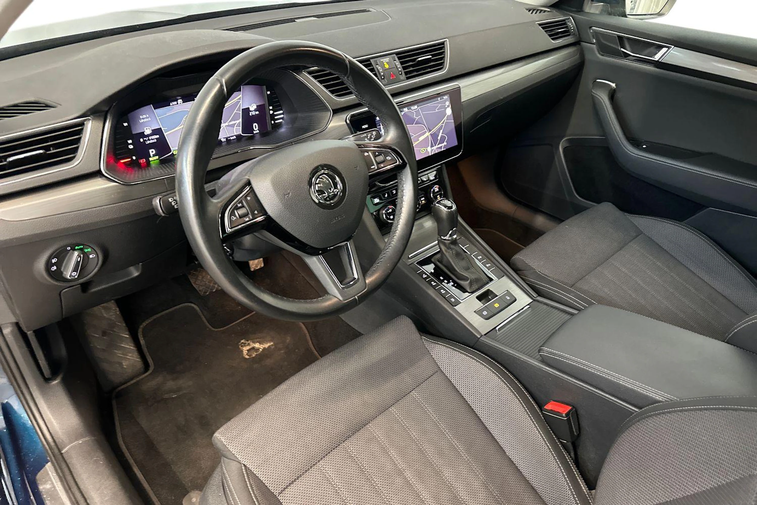 sininen Skoda Superb 2020 kuva 6.