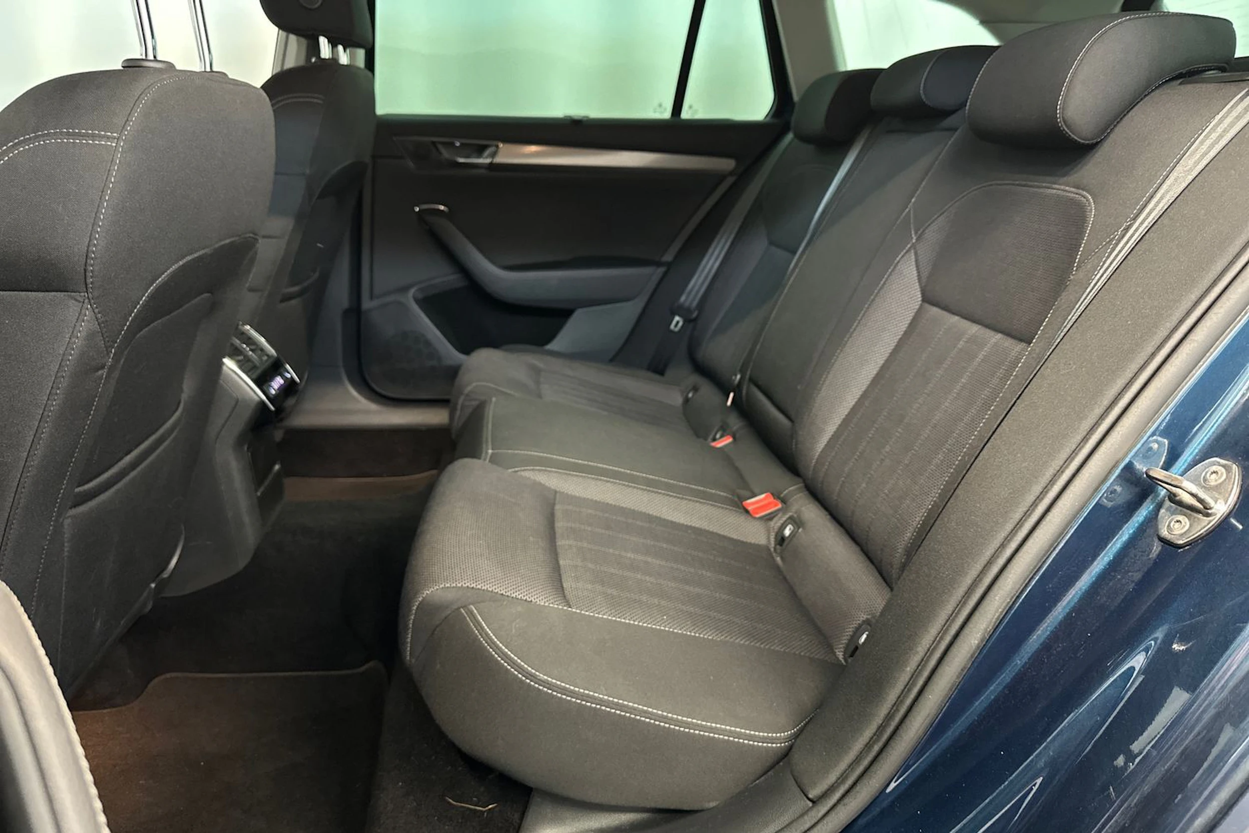 sininen Skoda Superb 2020 kuva 25.