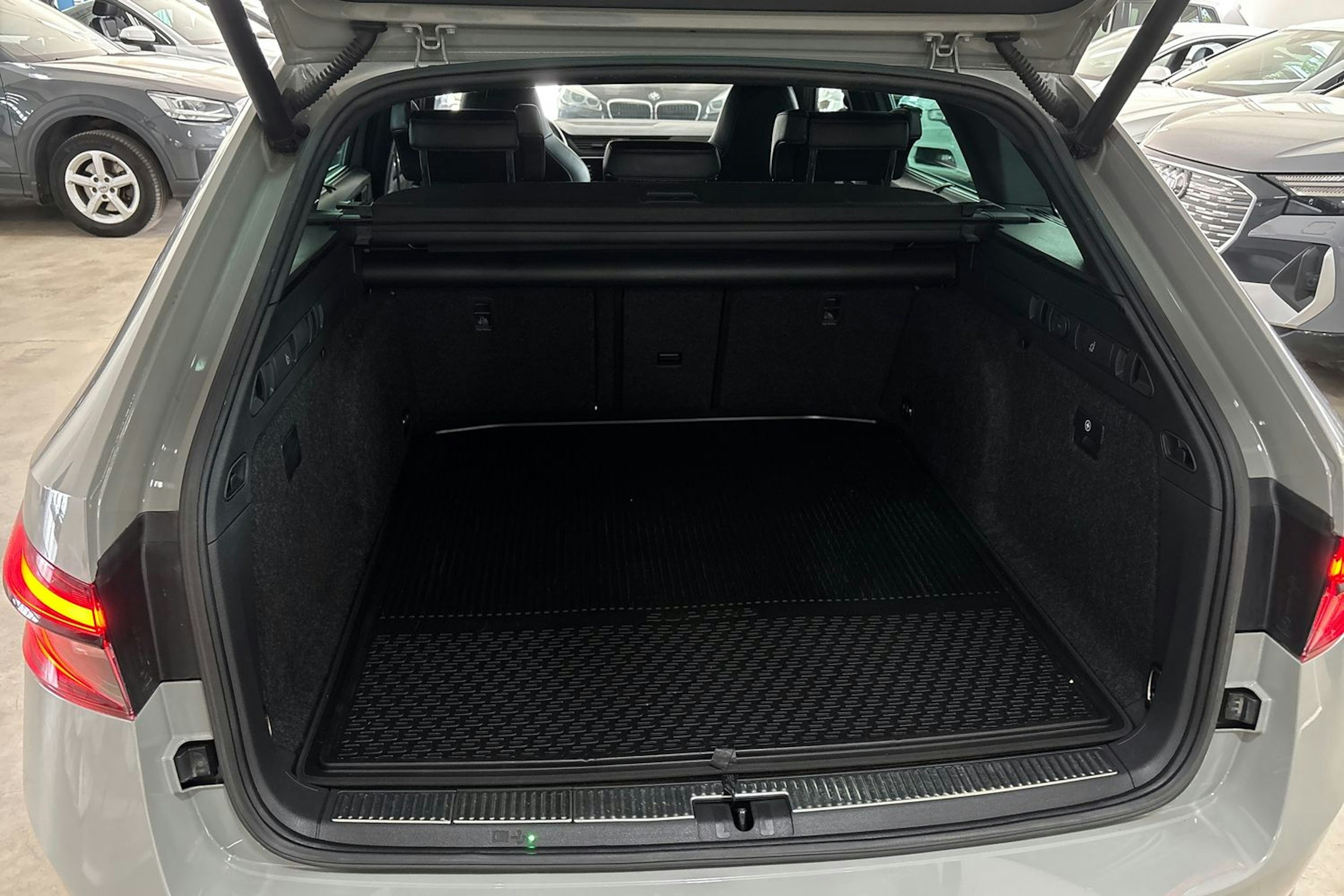 harmaa Skoda Superb 2020 kuva 14.
