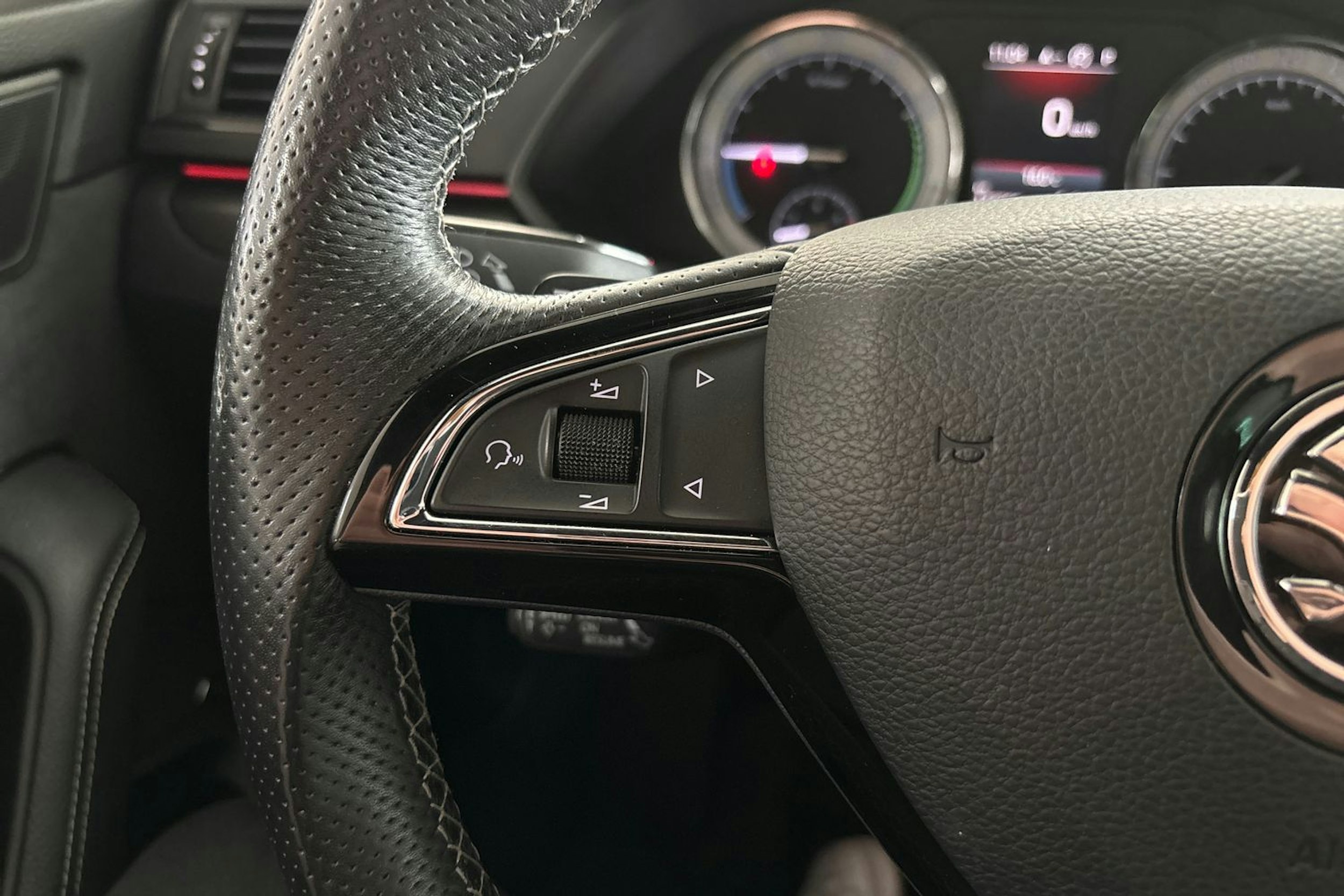 harmaa Skoda Superb 2020 kuva 18.