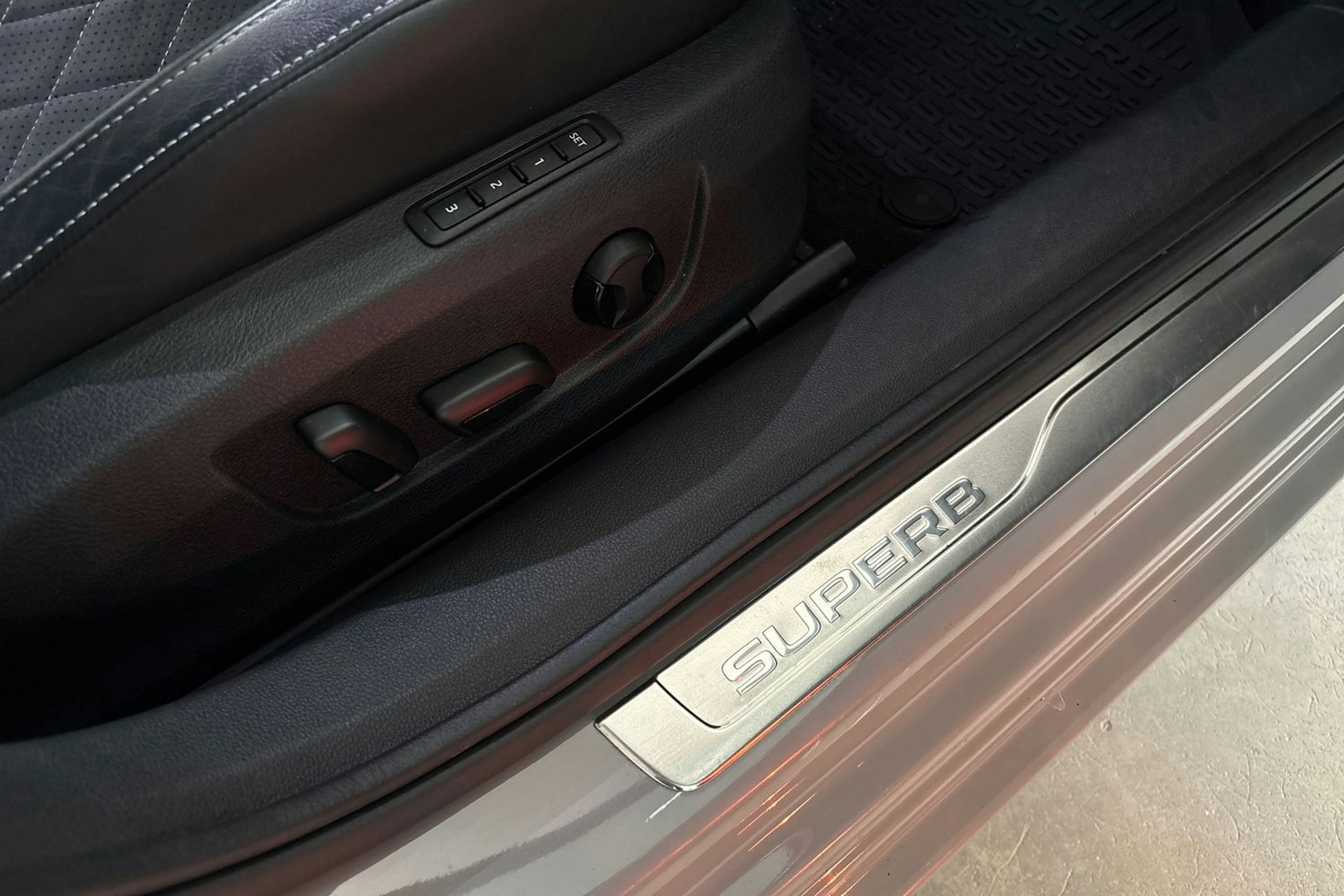 harmaa Skoda Superb 2020 kuva 24.