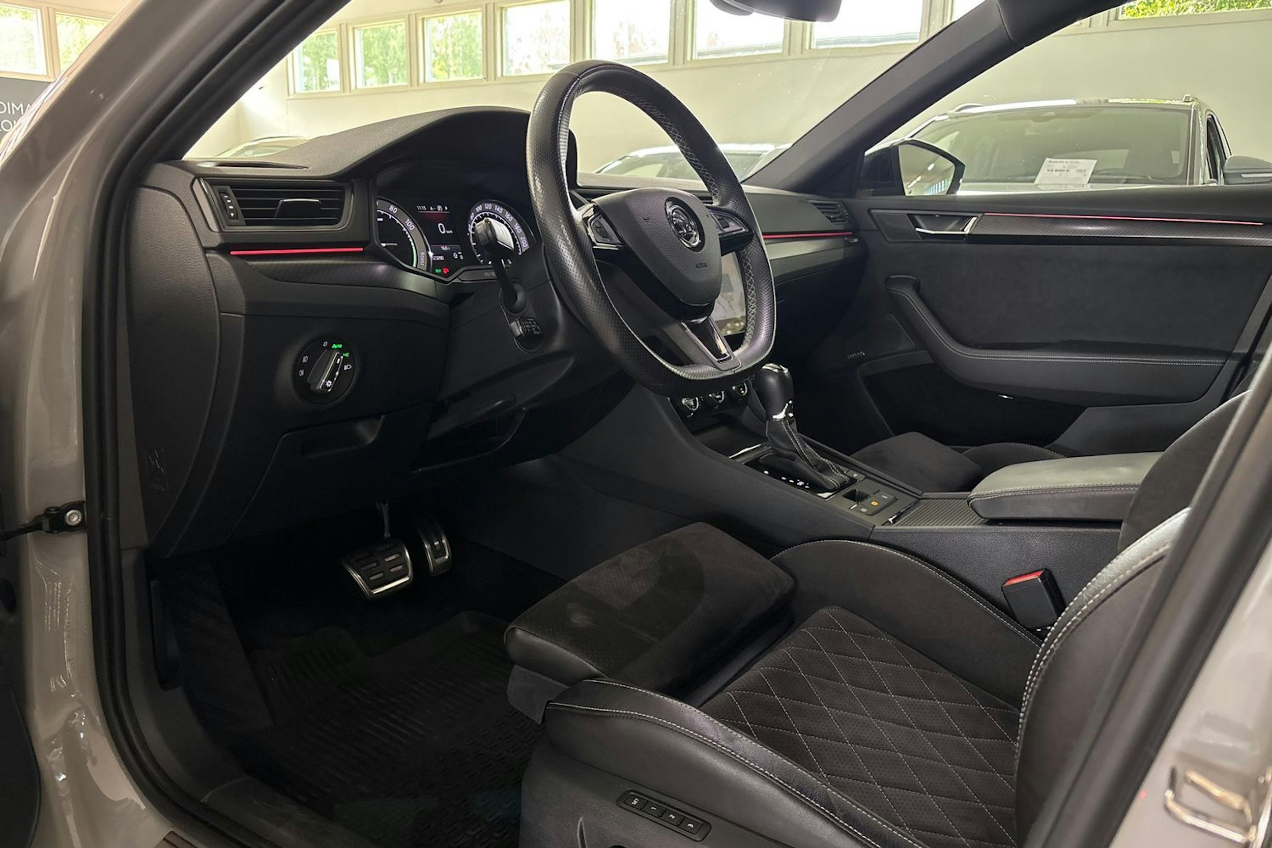 harmaa Skoda Superb 2020 kuva 26.