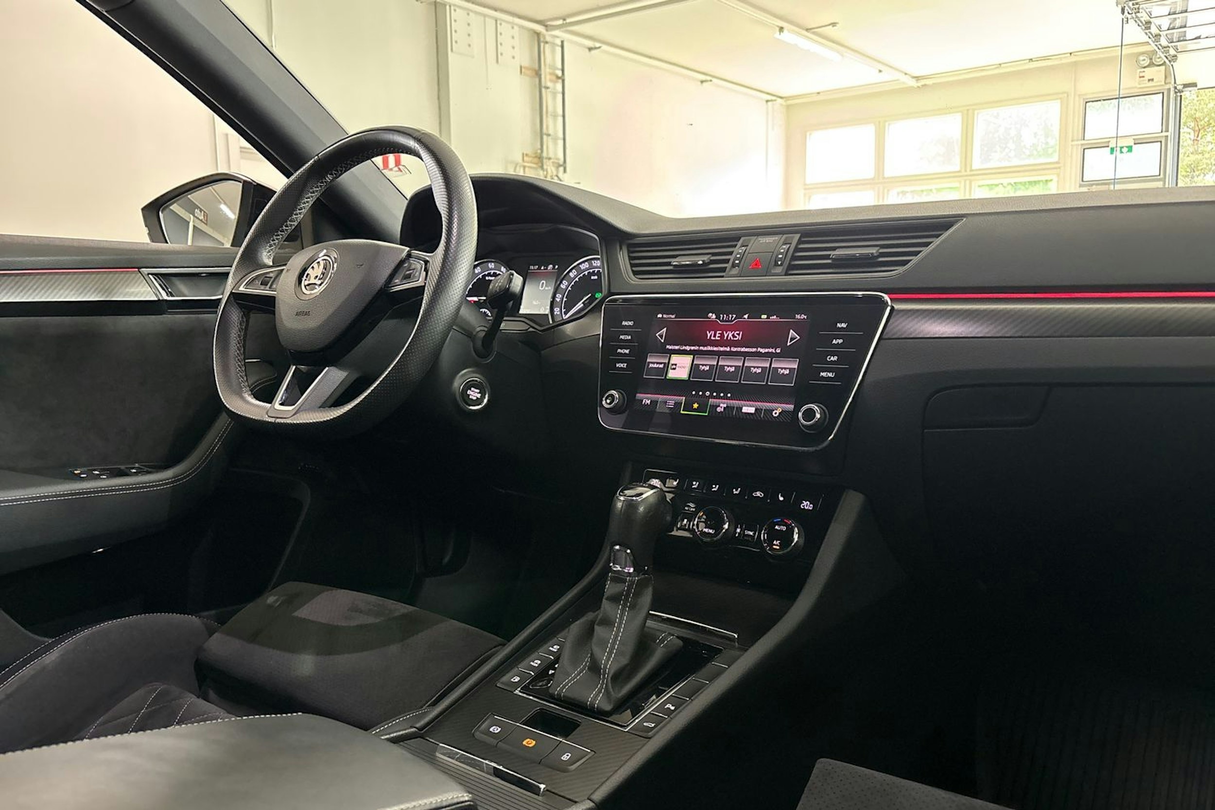 harmaa Skoda Superb 2020 kuva 28.
