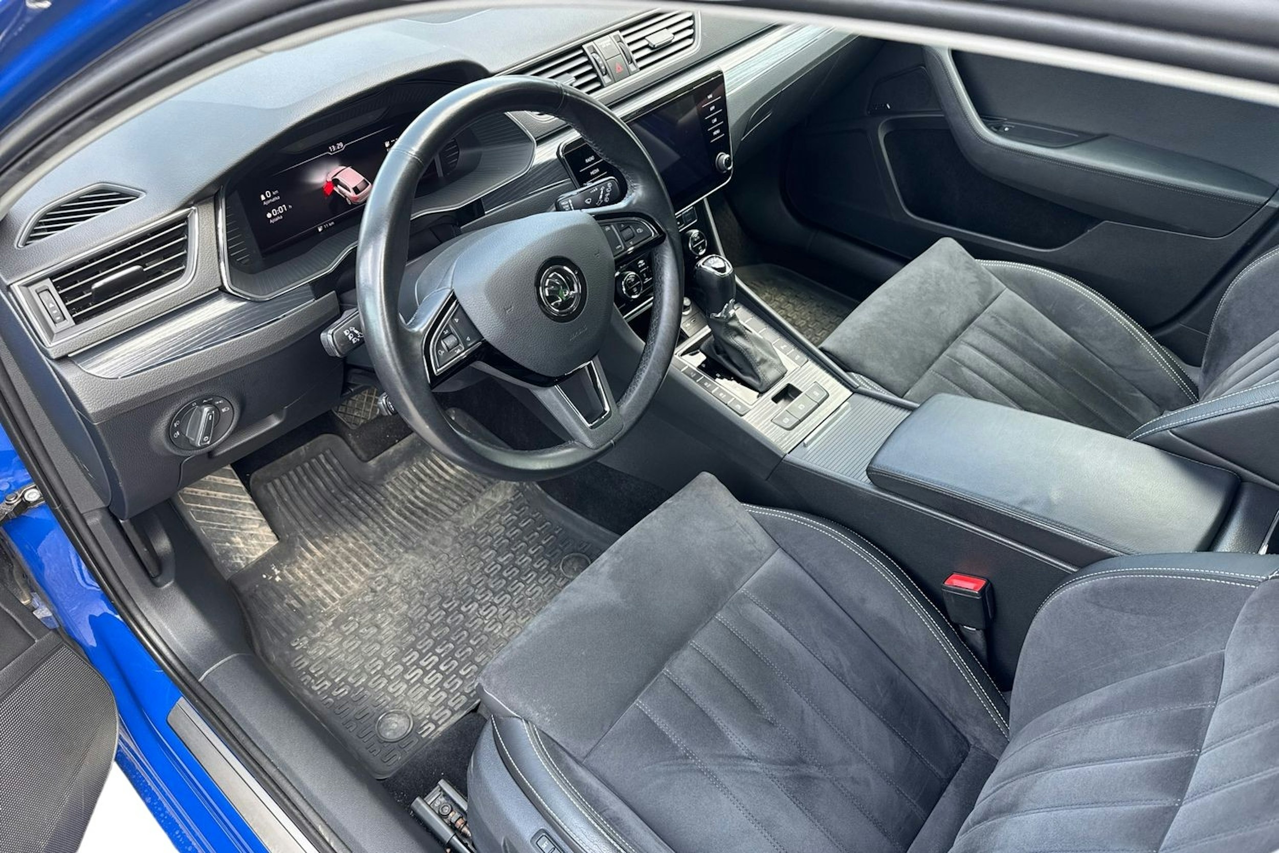 sininen Skoda Superb 2020 kuva 3.
