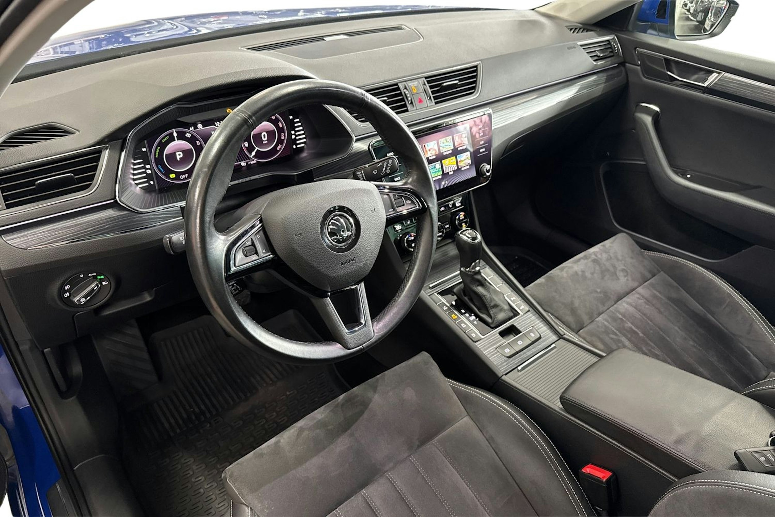 sininen Skoda Superb 2020 kuva 7.