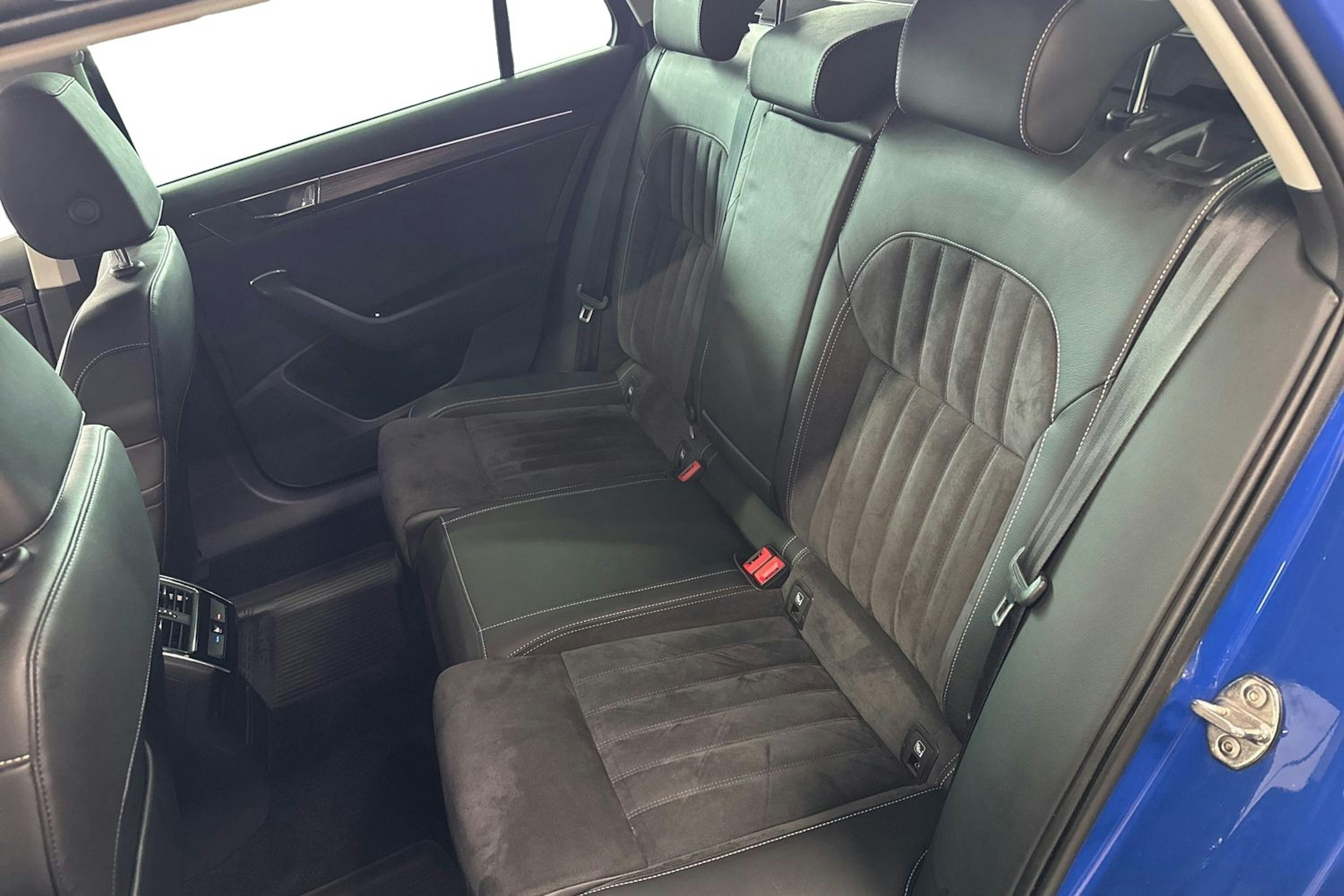 sininen Skoda Superb 2020 kuva 10.