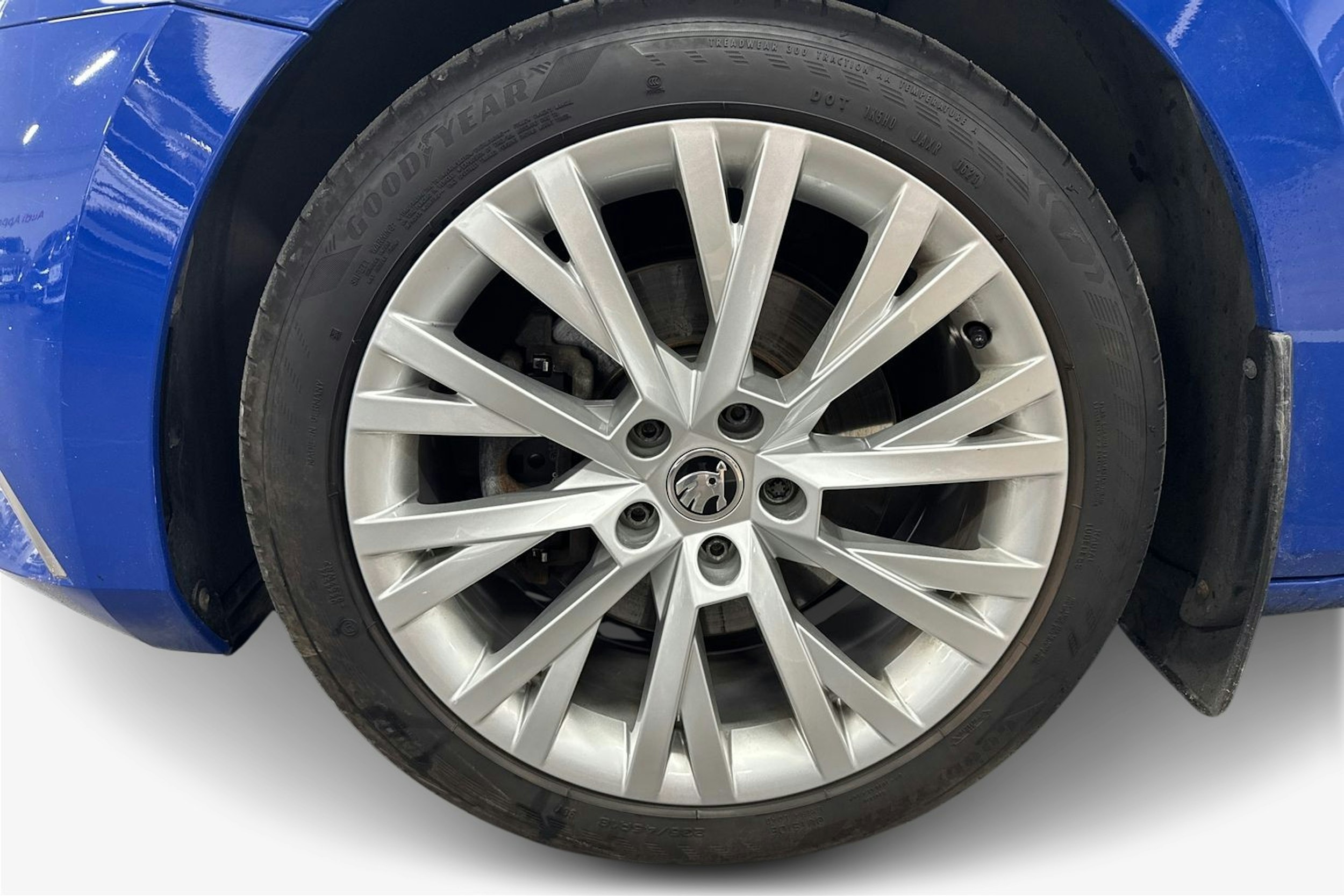 sininen Skoda Superb 2020 kuva 11.