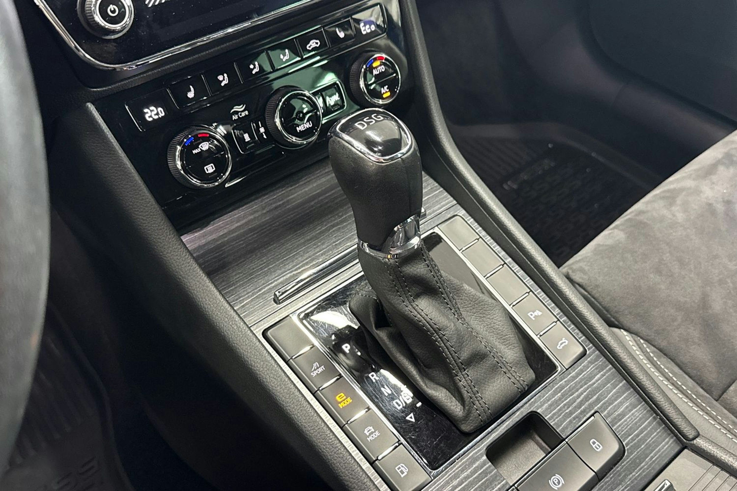 sininen Skoda Superb 2020 kuva 17.