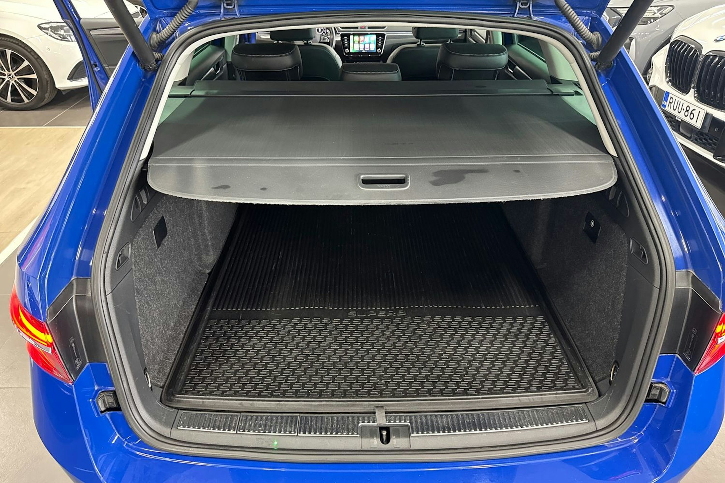 sininen Skoda Superb 2020 kuva 24.
