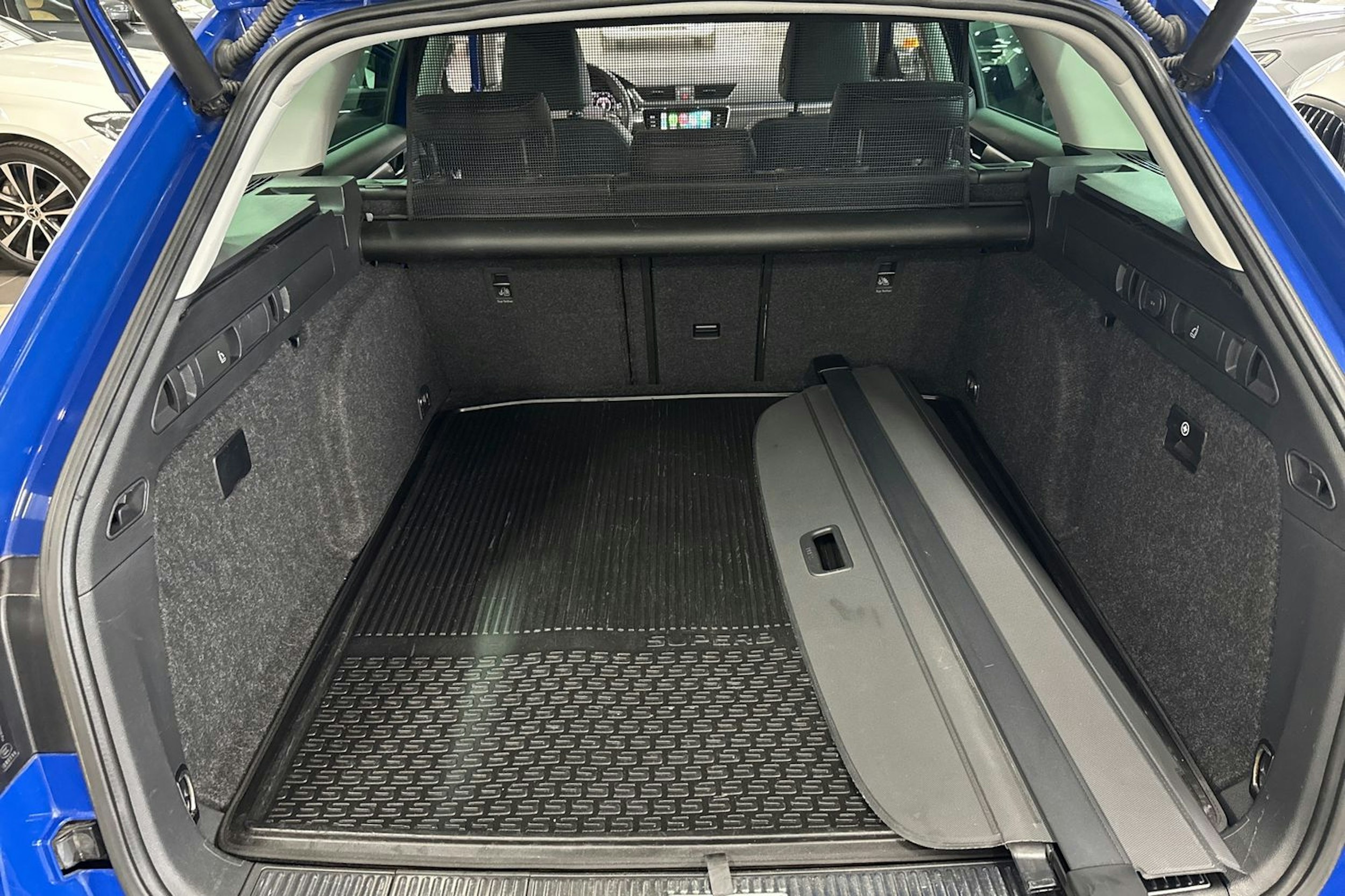 sininen Skoda Superb 2020 kuva 25.