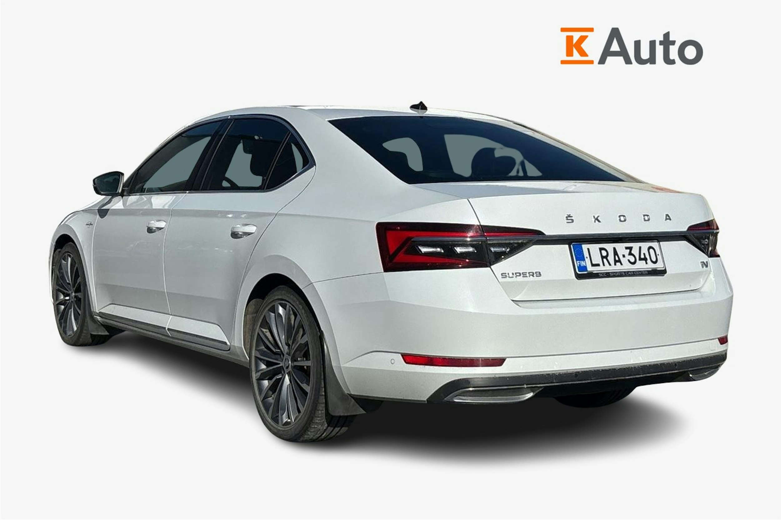 valkoinen Skoda Superb 2020 kuva 2.