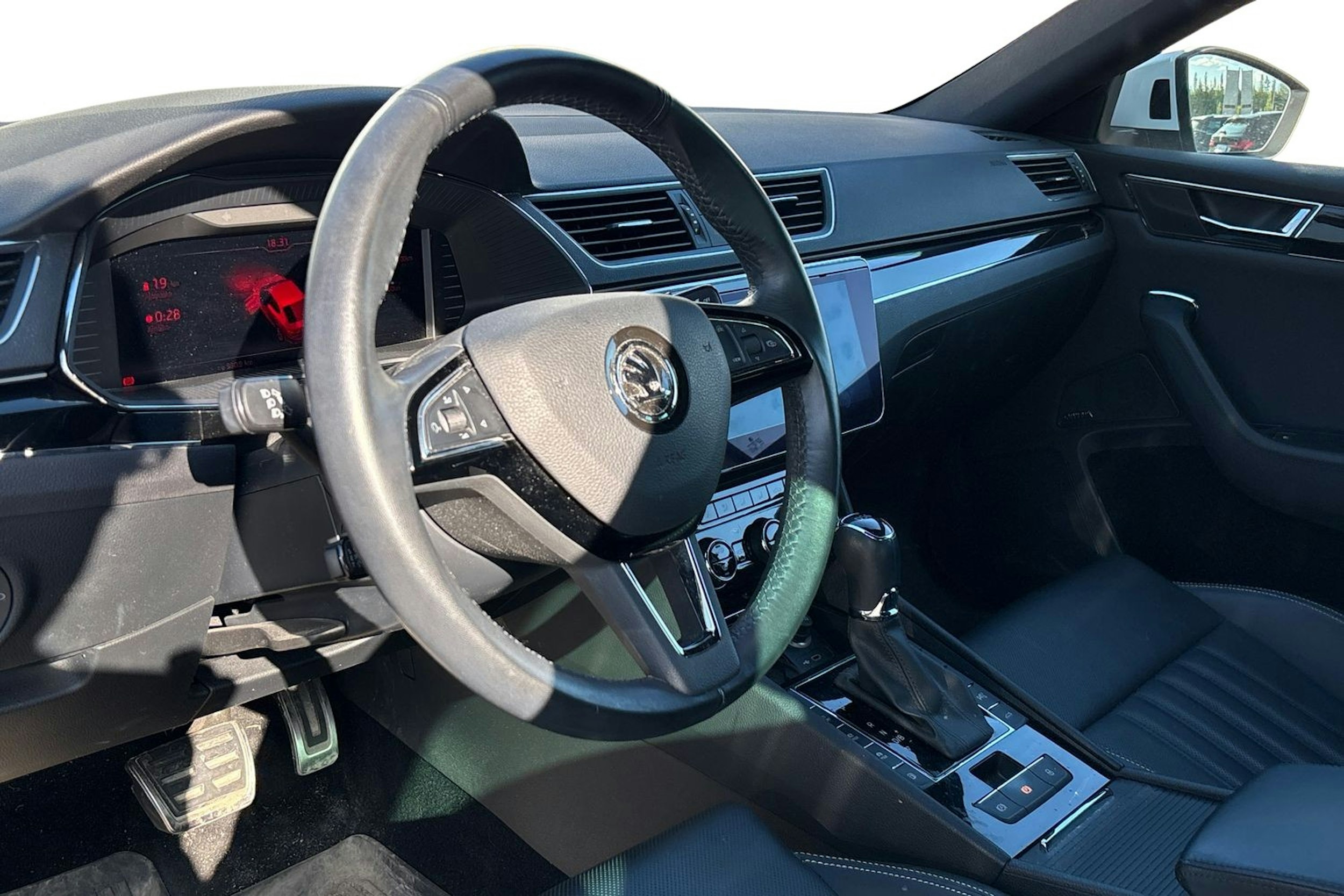 valkoinen Skoda Superb 2020 kuva 3.